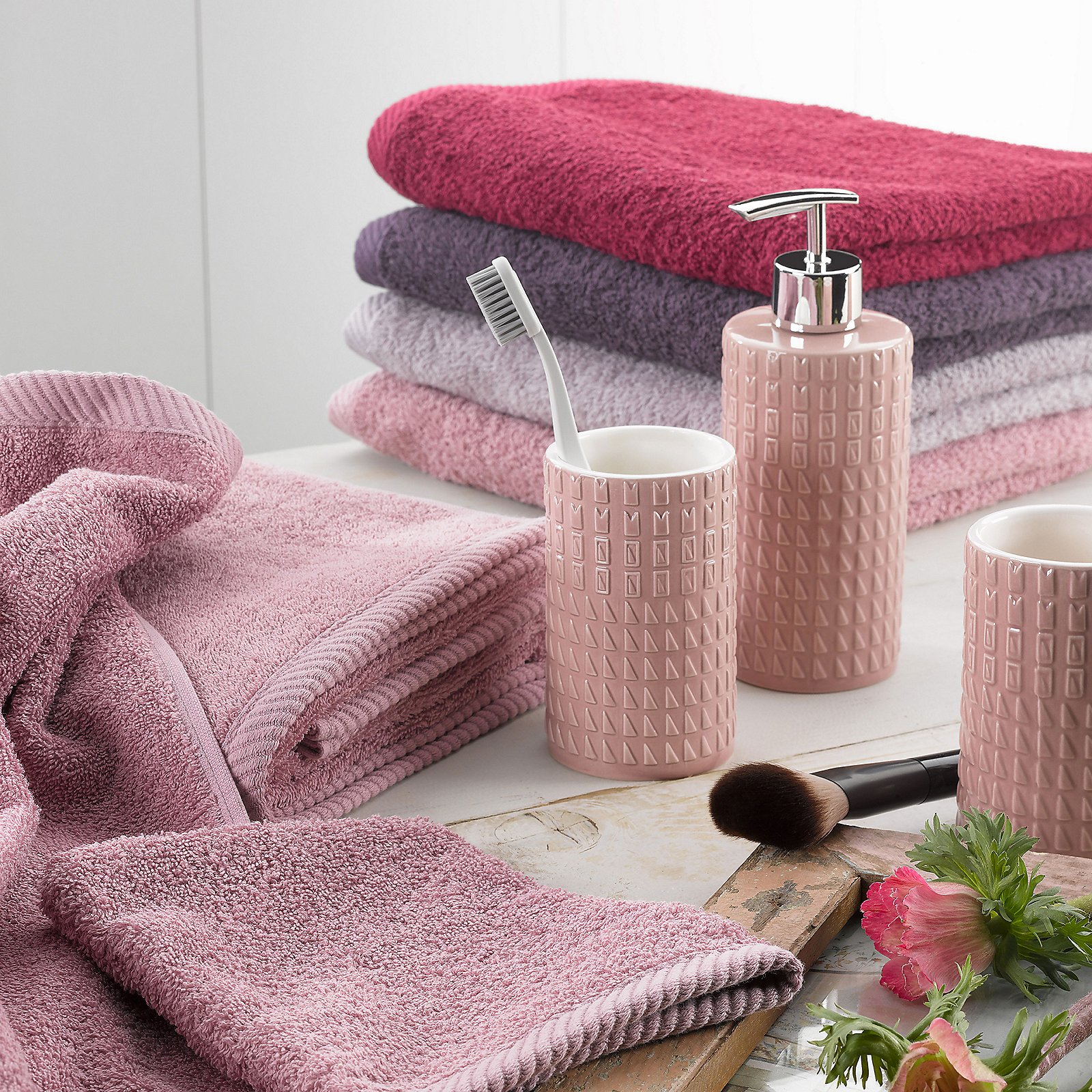 Kela Handtuch LADESSA in Farbe Himbeerrot, towel, badehandtuch, rosa farbe, zahnbürstenhalter?