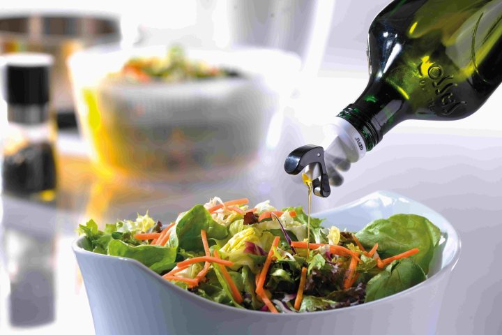 GEFU Ausgießer AUTOMATICO in Farbe schwarz/weiß, Salat, Dressing, Schüssel, Blattgemüse, Karottenstreifen