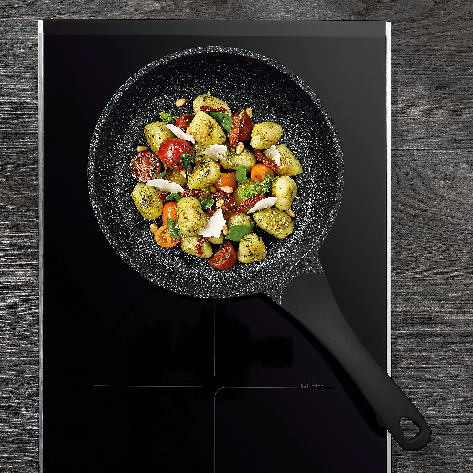 Kela Bratpfanne STELLA NOVA in Farbe Schwarz, Pfanne, Gemüse, Kartoffeln, Cherrytomaten, Kräuter