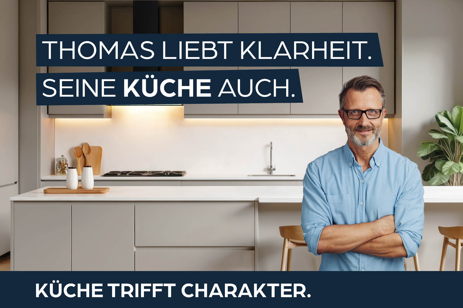 kitchen, Küche, Kücheninsel, Mann mit Brille, blaues Hemd