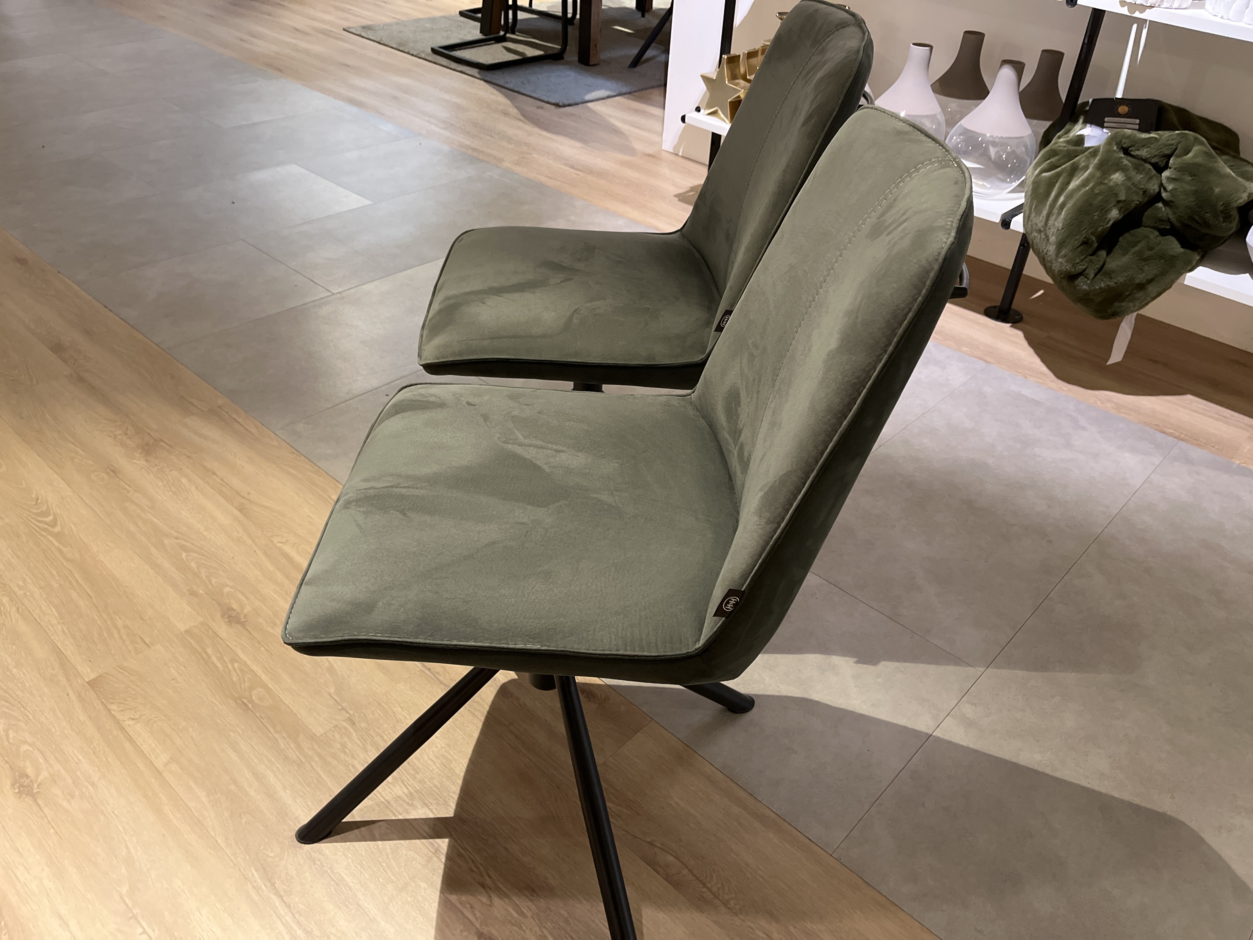Stuhl 2er-Set  in Stoff Savannah/Kibo grün, Polsterstuhl, Olivgrüner Samt, Drehgestell, Schwarze Metallbeine