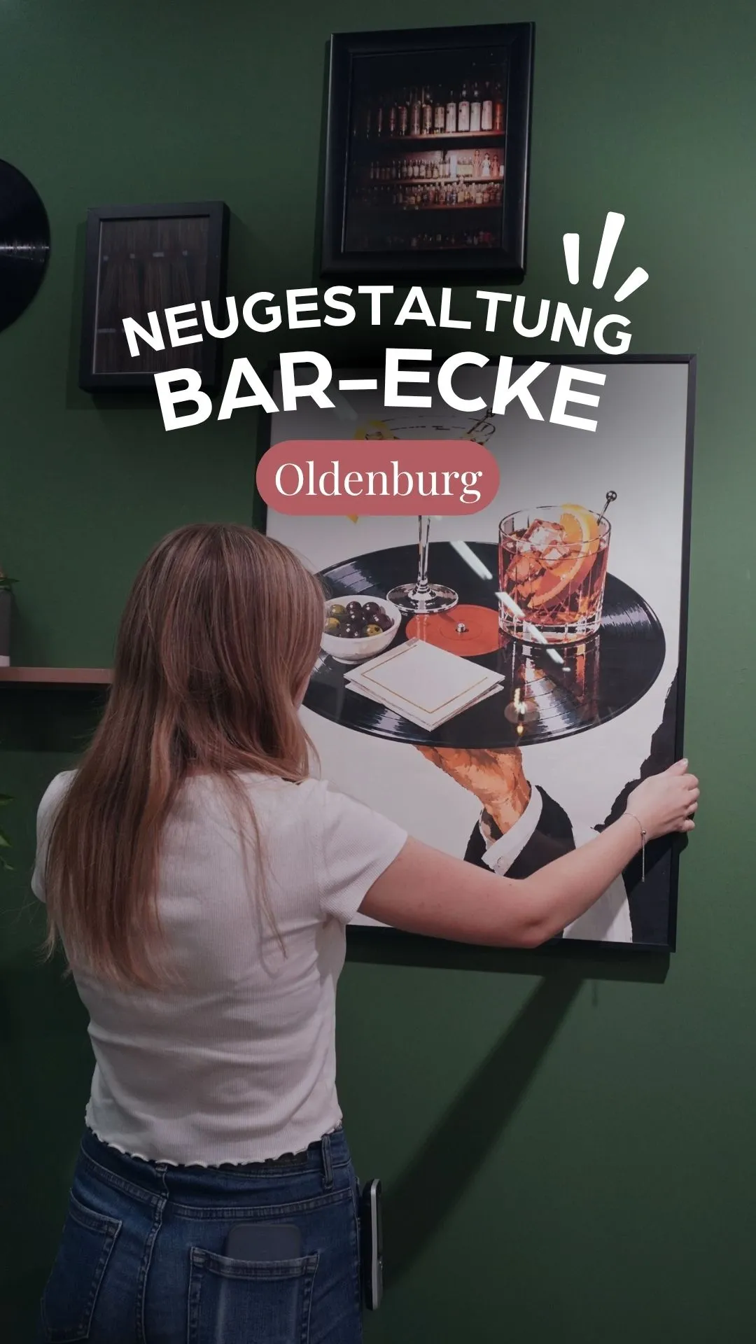 Jette aus dem Visuellen Marketing hat unserer Bar-Ecke in Oldenburg ein echtes Makeover verpasst – und mit neuen Details, Deko und einem Händchen fürs Einrichten richtig was rausgeholt. 🤎🍸  Wie gefällt euch das Ergebnis? 😊  #begeistern #wohnen #buss #oldenburg #wiesmoor #herbartgang #VisualMerchandising #Makeover #InteriorInspo #Einrichtungsideen