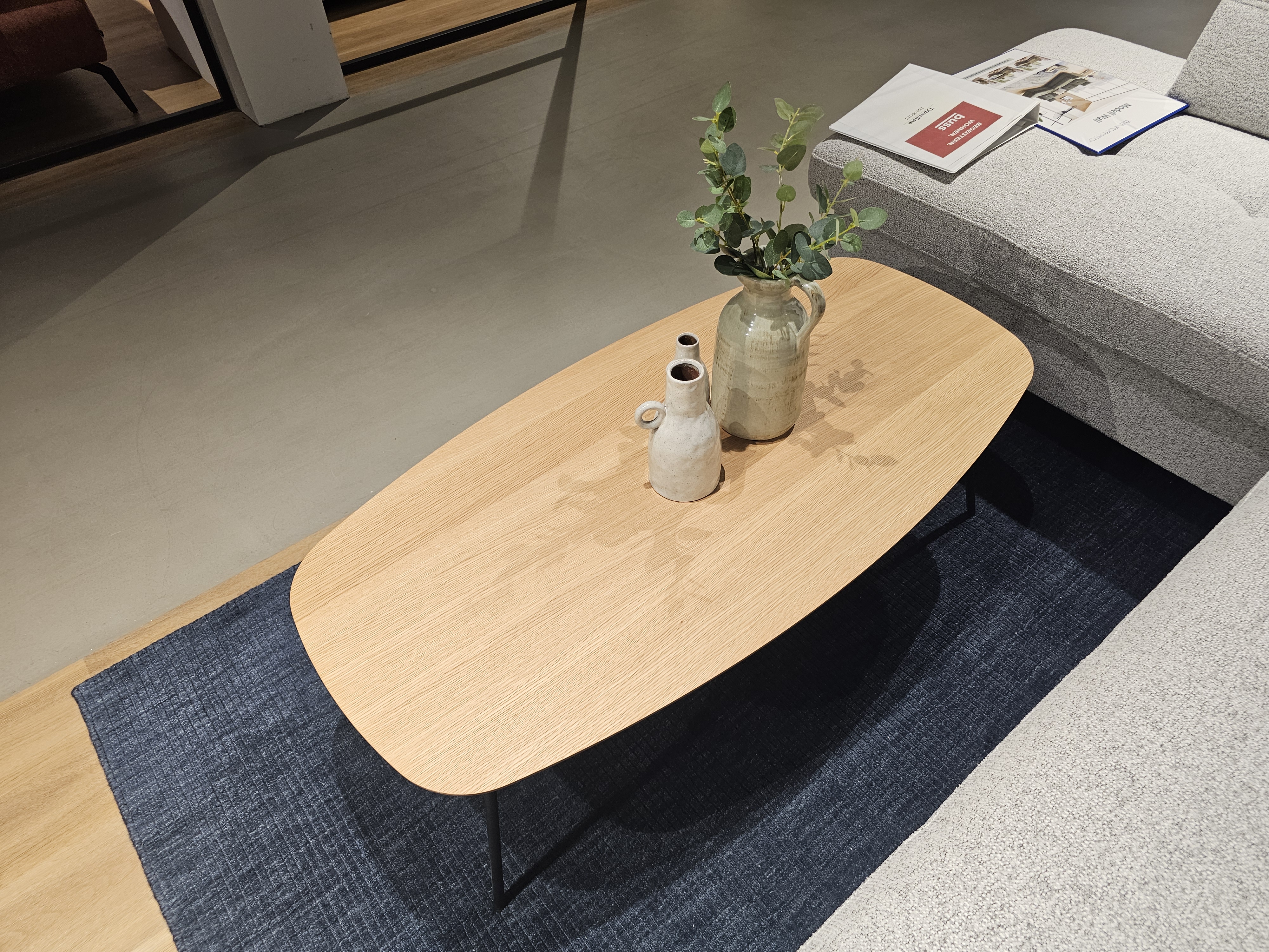 Couchtisch Caracas, Couchtisch, ovaler Tisch, Holztisch, Vase, Dekoration