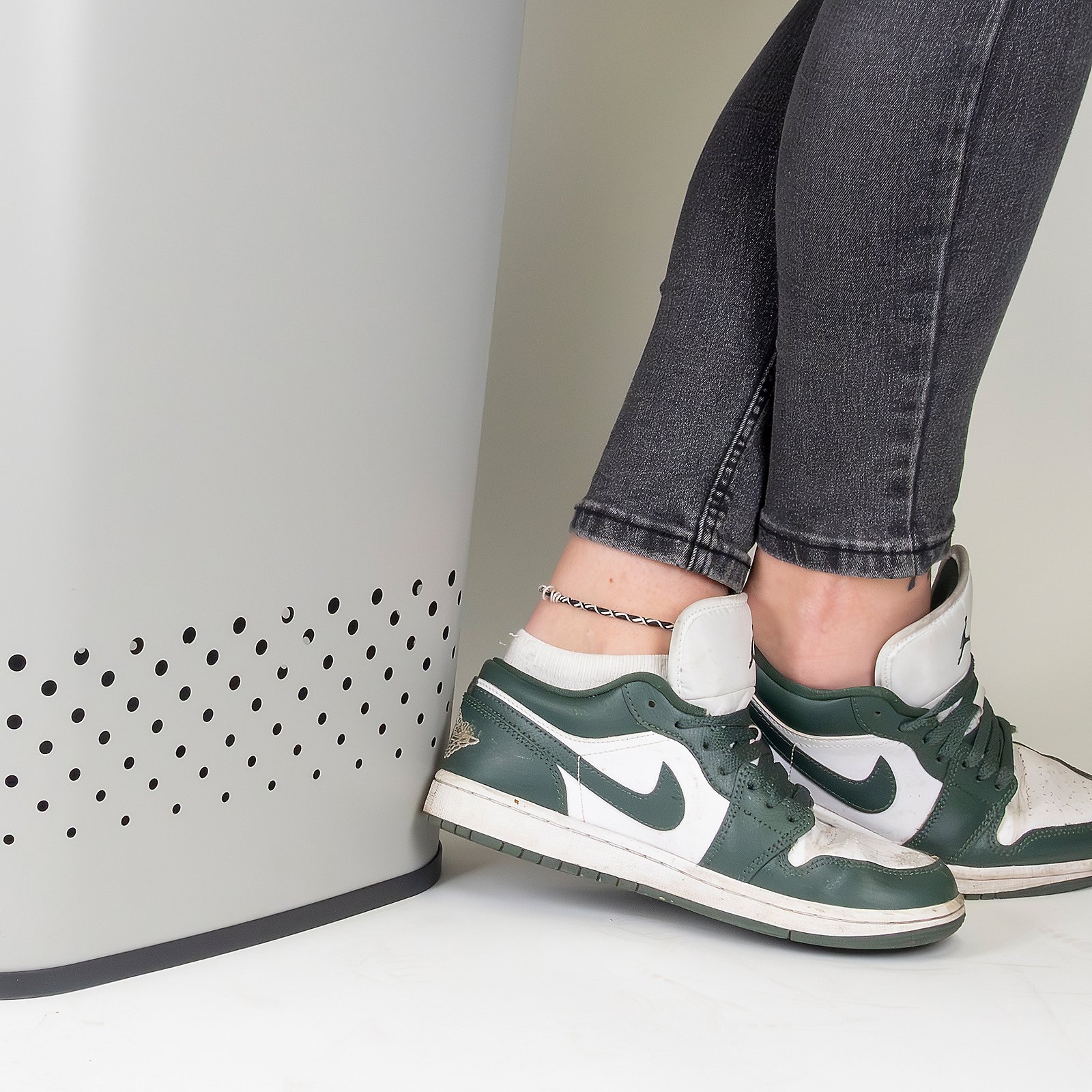 Kela Sitz-Wäschebox MALAGA in Farbe Hellgrau, Sneaker, Low-top, Grün-weiß, Nike-ähnlich, Freizeitschuh, Sneaker, Sneaker Schuhe, Grün Weiß, Low-Top, Lässige Schuhe