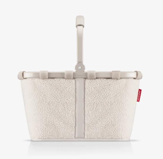 Reisenthel CARRYBAG in Farbe teddy sand Reisenthel CARRYBAG in Farbe teddy sand, fluffy bag, beige tote, handheld bag, shearling texture, strap detail