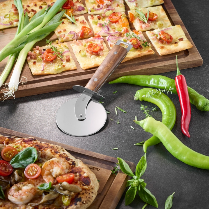 GEFU Pizzarad Madero ca. B22,5 H1,6 T9 cm in silber / braun GEFU Pizzarad Madero ca. B22,5 H1,6 T9 cm in silber / braun