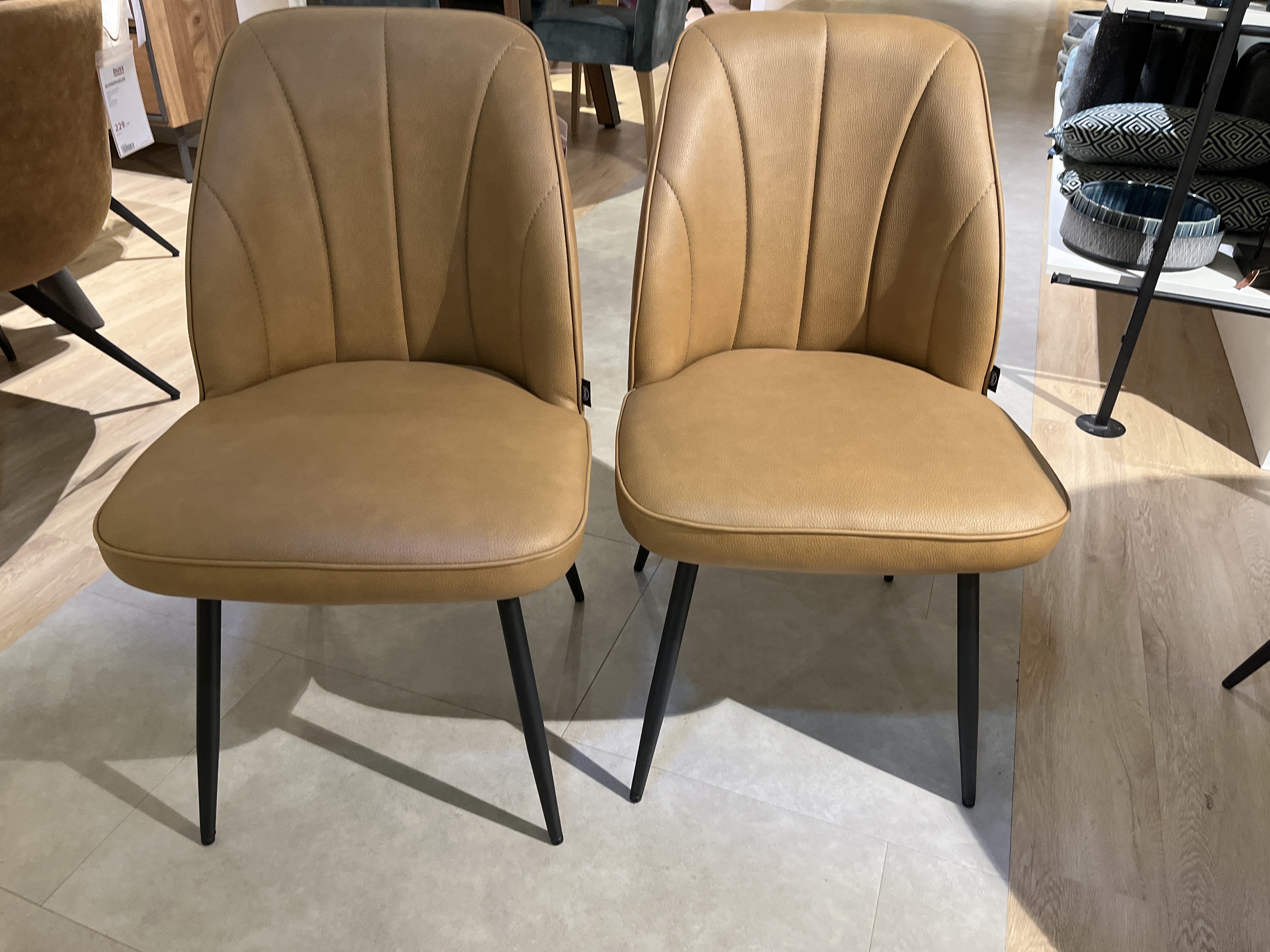 Henders & Hazel Stuhl 2er-Set LEO in Stoff Mikrof. Pala ockergelb, Esszimmerstuhl, Kunstleder, Cognacbraun, Schwarze Metallbeine, Gepolsterte Rückenlehne