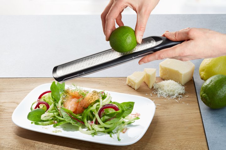 GEFU Feinreibe RAFINO in Farbe schwarz/silber GEFU Feinreibe RAFINO in Farbe schwarz/silber, Zester, Käse, Salat, Grüner Limette, Reibe