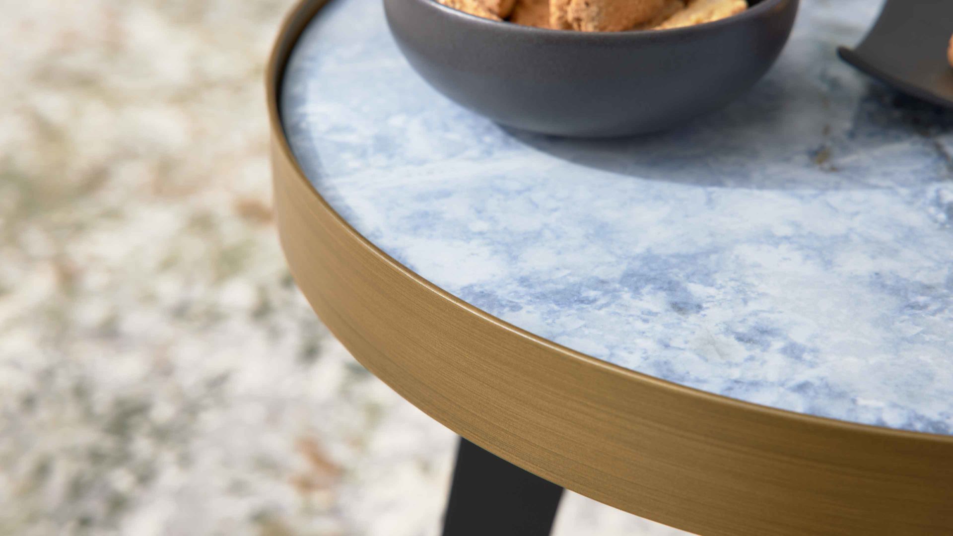 Interliving Ecktisch IL 6217 in Blau Interliving Beistelltisch IL 6217 Ø ca. 40cm in Keramik Marmoroptik Onyx blau