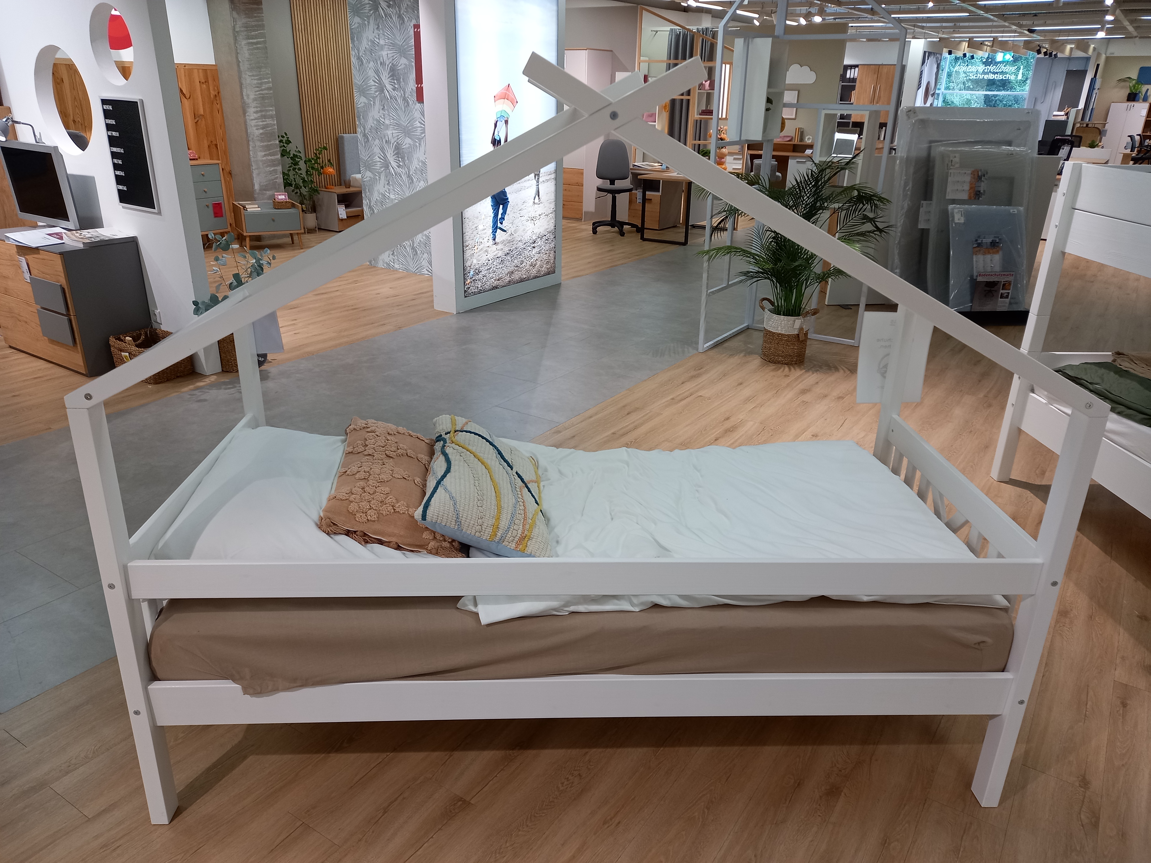 Pfostenbett + RR SUSA in Weiß, Hausbett, Kinderbett, weißes Holz, Hausrahmen, Lattenrost