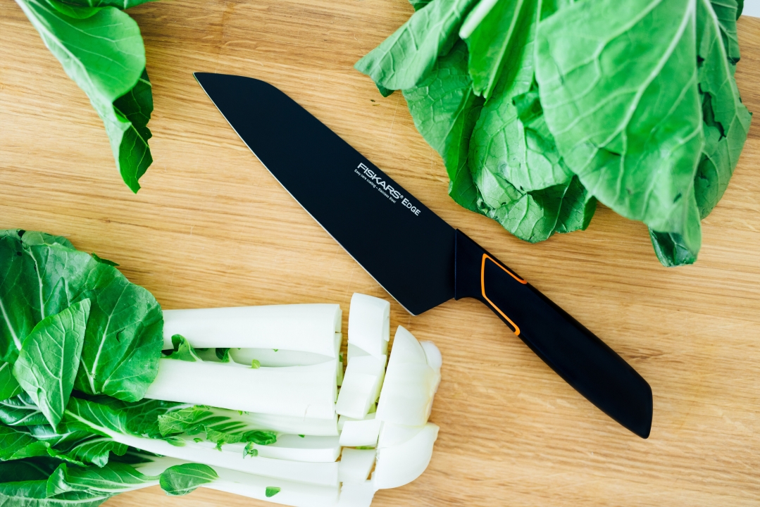 Fiskars Santoku-Messer EDGE 17cm in Farbe Black/Orange
