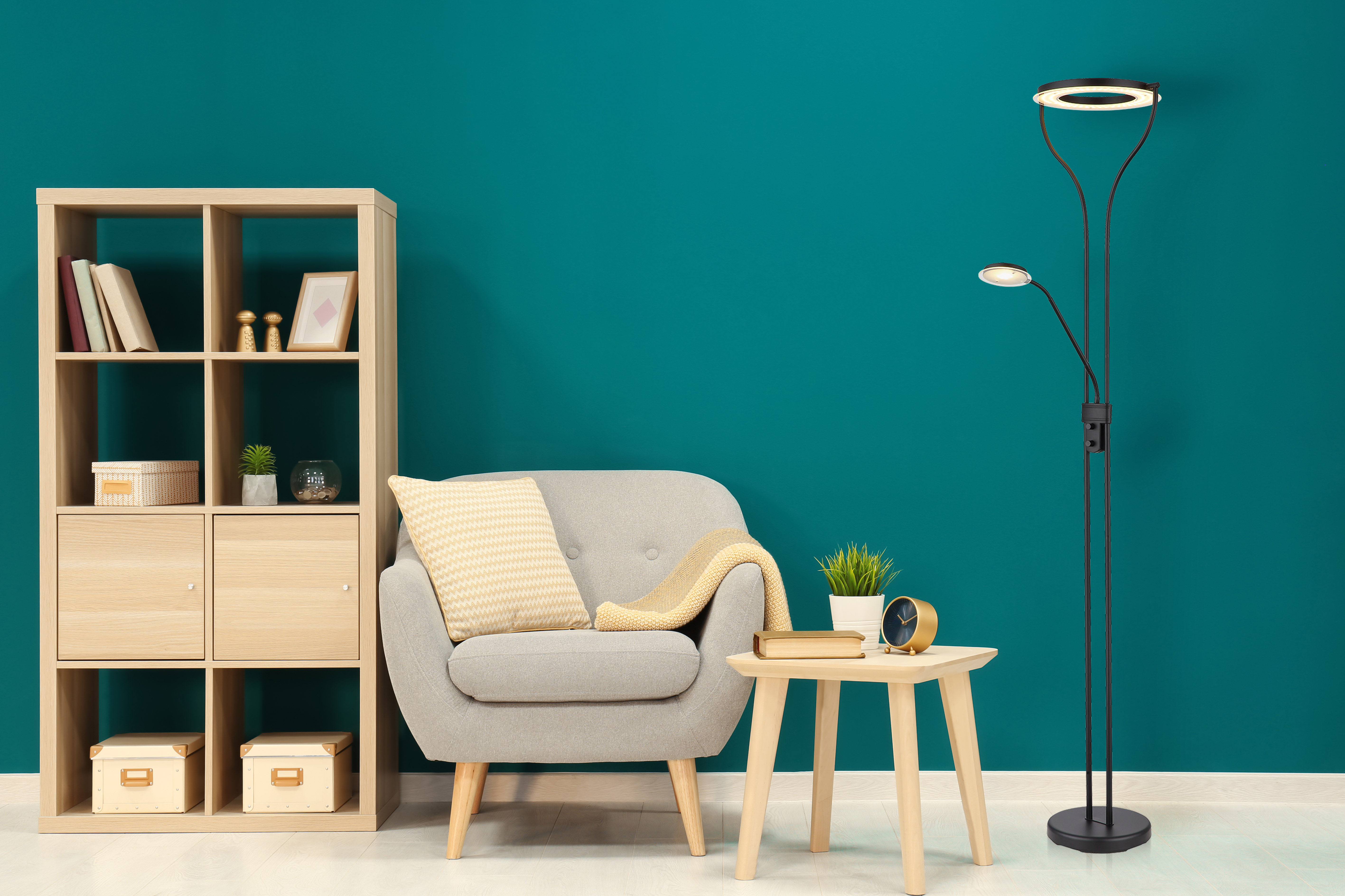 LED-Deckenfluter in Fb. Schwarz, Wohnzimmer, Sessel, Bücherregal, Stehlampe, Beige Dekoration