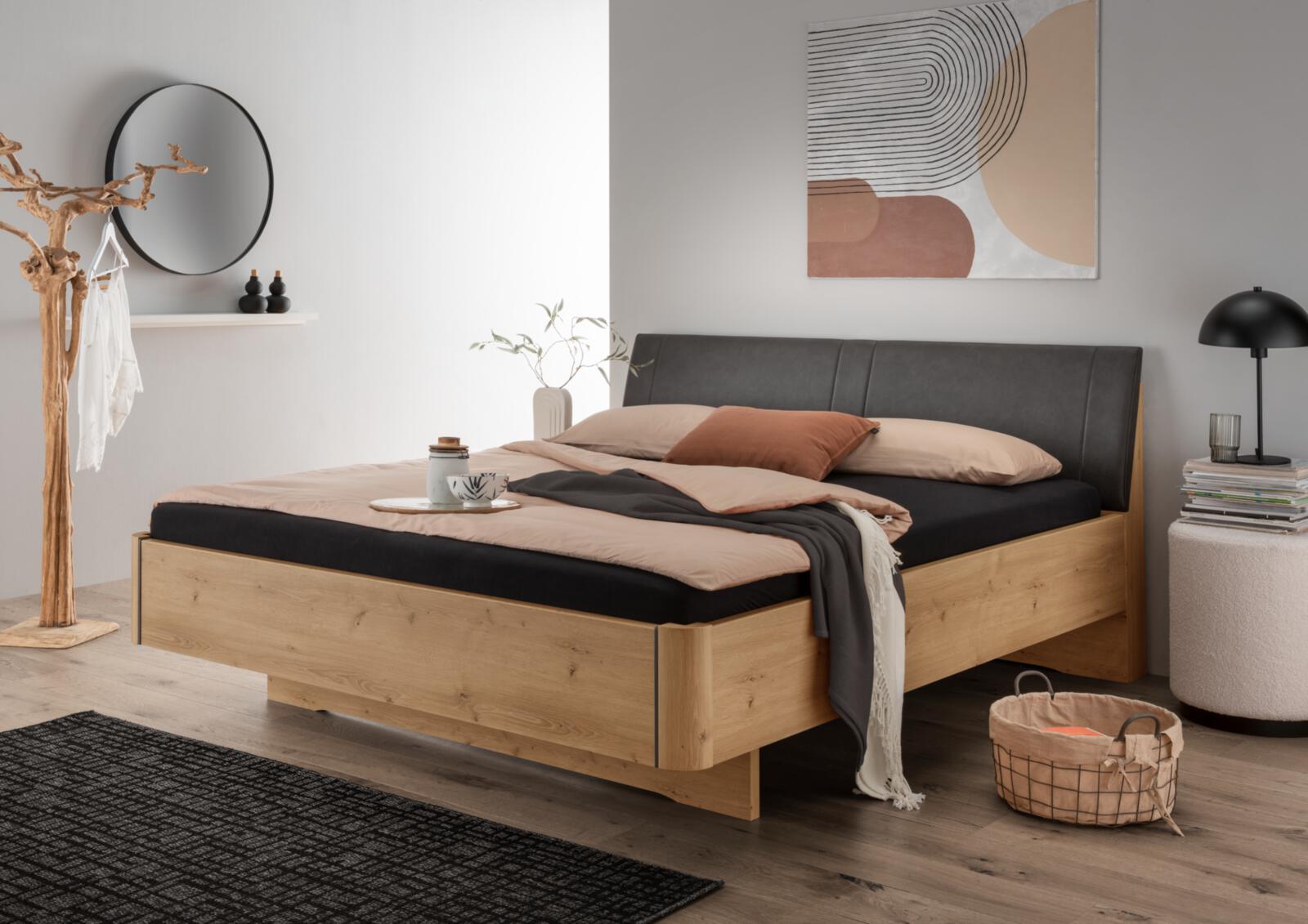 Wiemann Schlafzimmer in Farbe Bianco Eiche Nachbildung, betttopf, holzbettrahmen, dunkle bettwäsche, nachttisch, wohnzimmer dekoration
