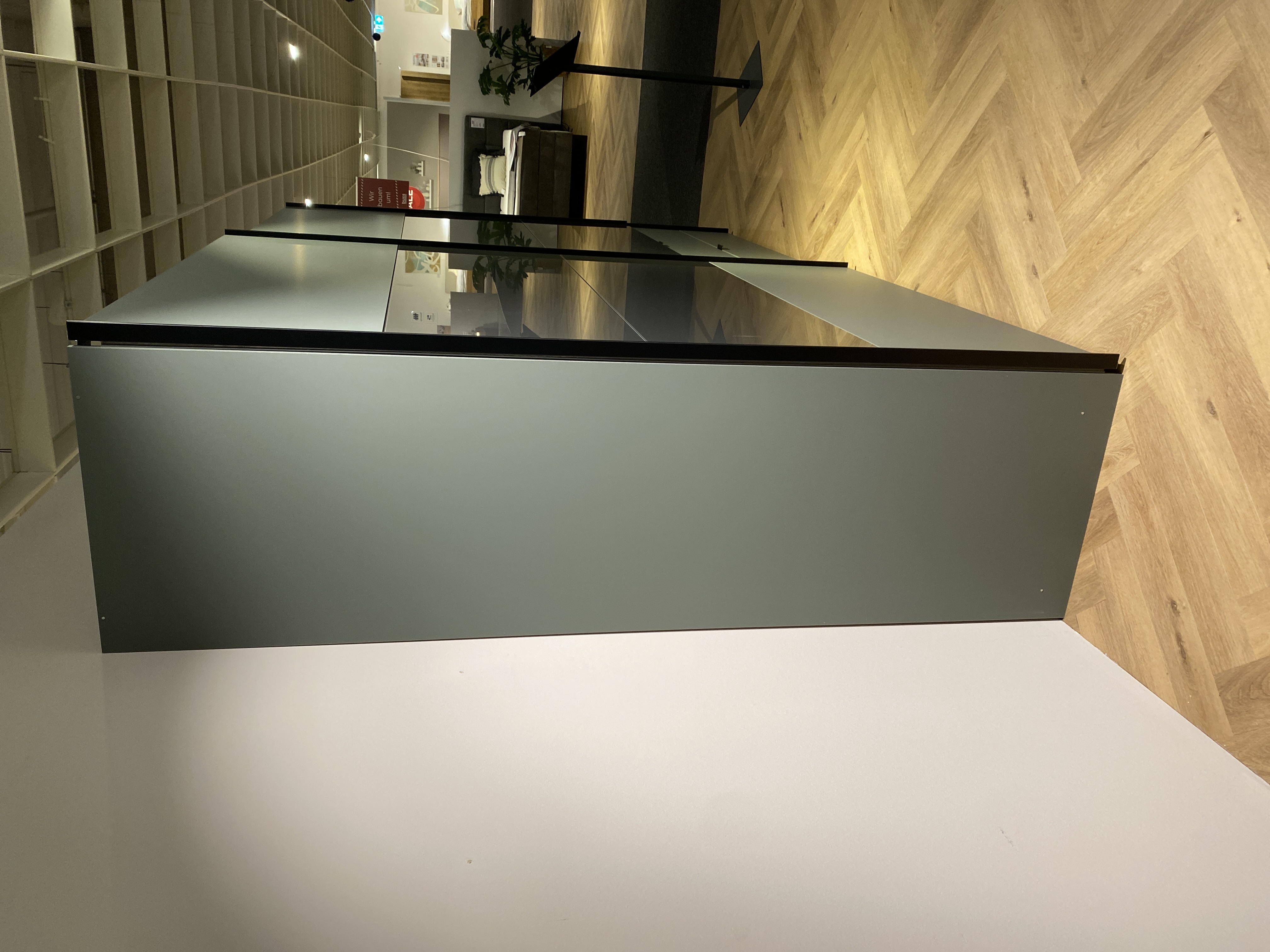 Schwebetürenschrank, Schreibtisch, Thekenbereich, graues Paneel, Glasoberseite, Büromöbel