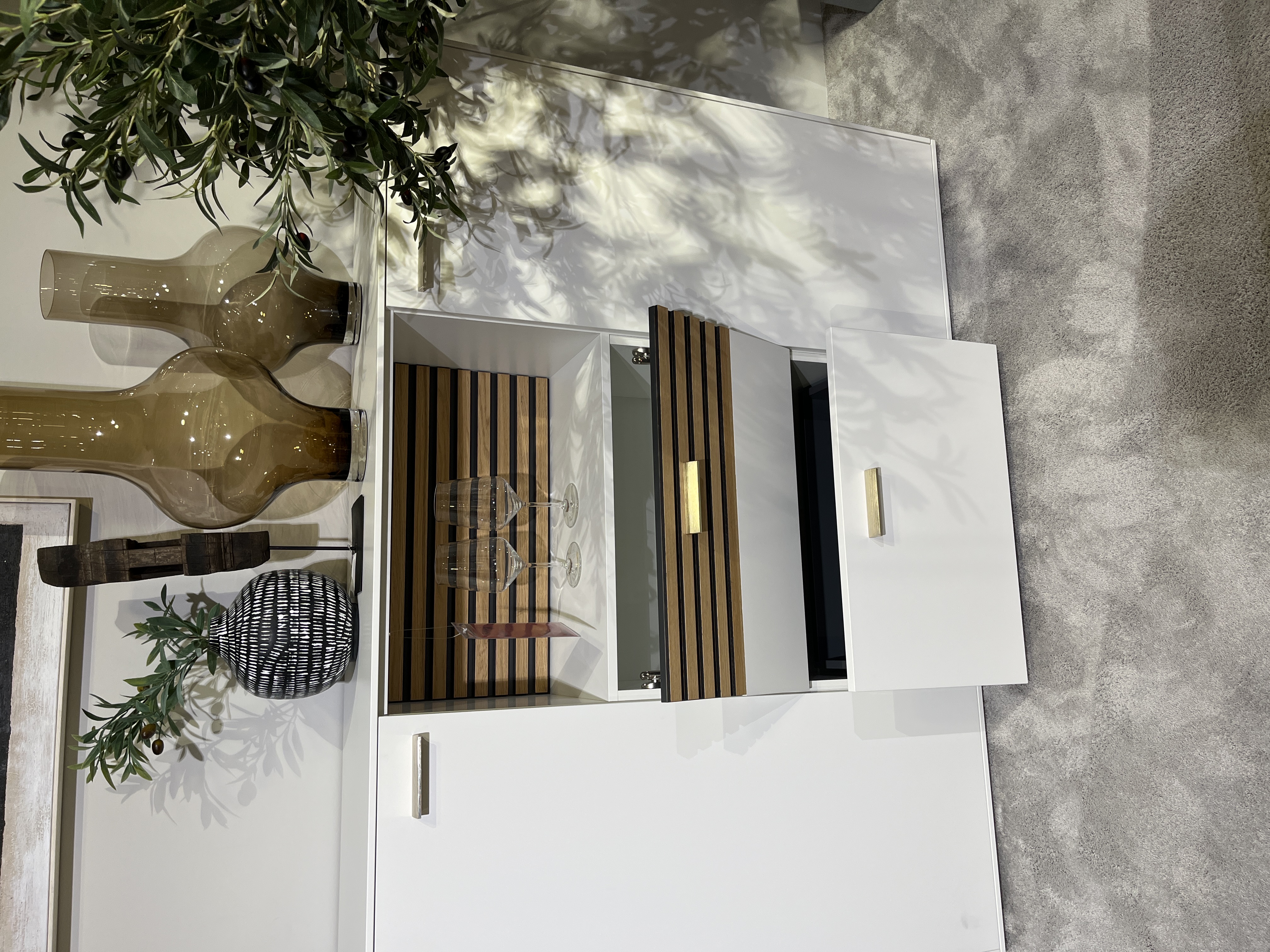 Interliving Highboard in Front+Korpus Polarweiß, Schrank, Vitrine, Holzstreifen, Schublade, Dekoration