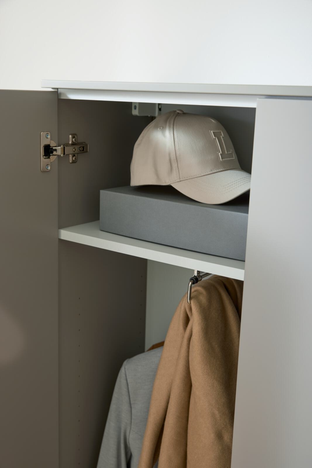 Kleiderschrank in Front/Korpus graubeige lack 18