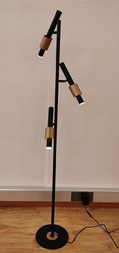 Trio LED-Stehleuchte Ikaris in Trio LED-Stehleuchte Ikaris in
