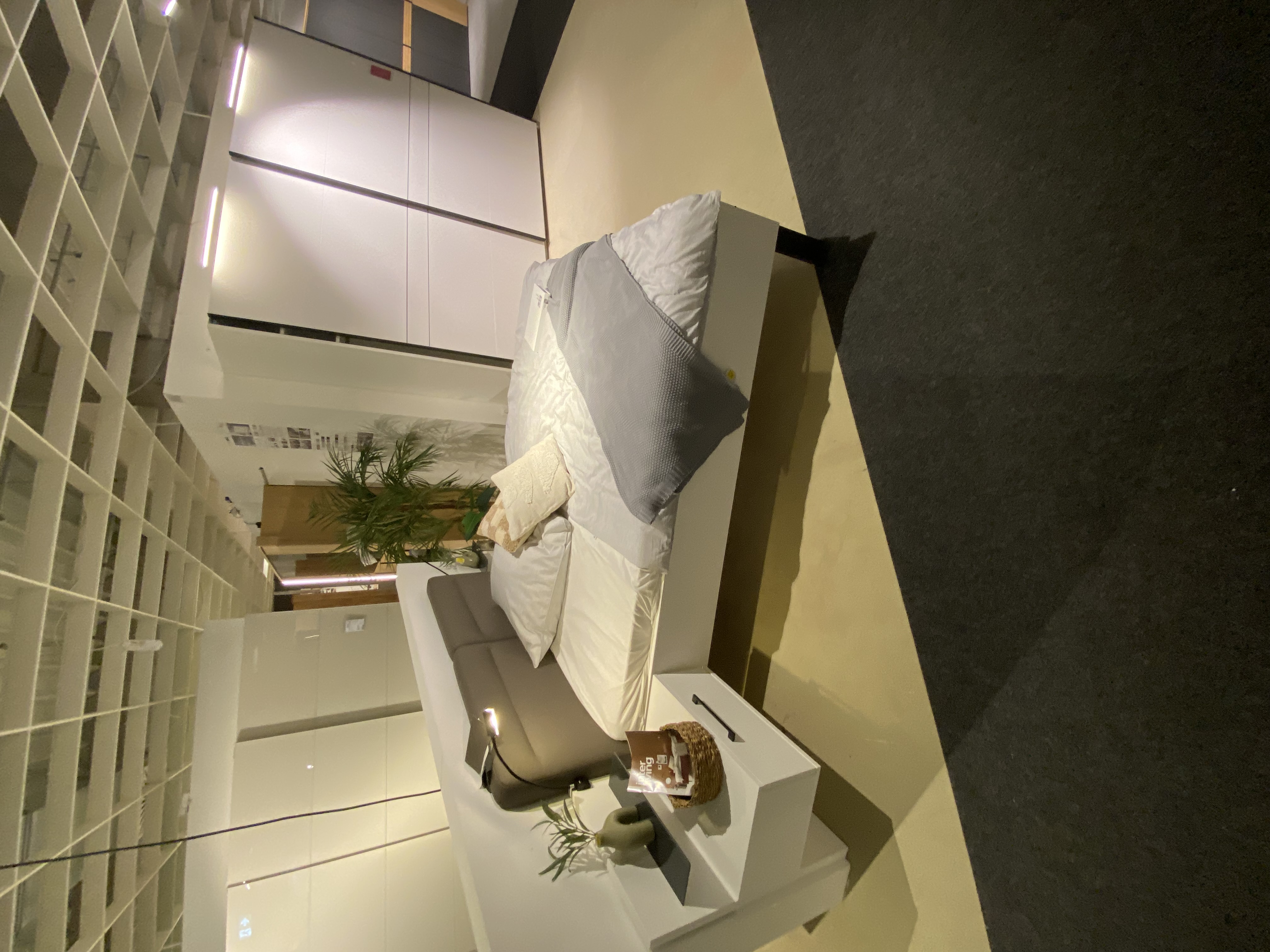Interliving Luxusschlafzimmer 1207 in Lack weiß/Lack weiß PG1, Fußboden, Bodenbeläge, Innenarchitektur, Pflanze, Bett