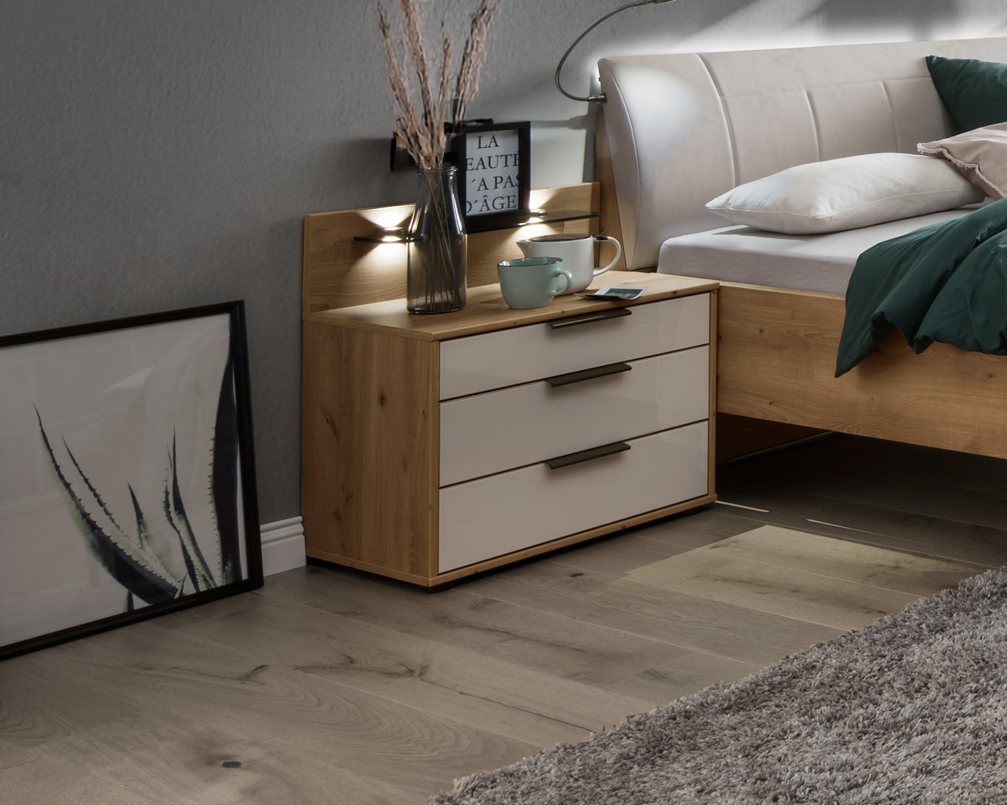 Wiemann Nachtschrank MODICA in Farbe Champagner / Eiche bianco Wiemann Nachtschrank MODICA in Farbe Champagner / Eiche bianco, Nachtkommode, Holzkommode, Bettgestell, Holzoberfläche, Dielenboden