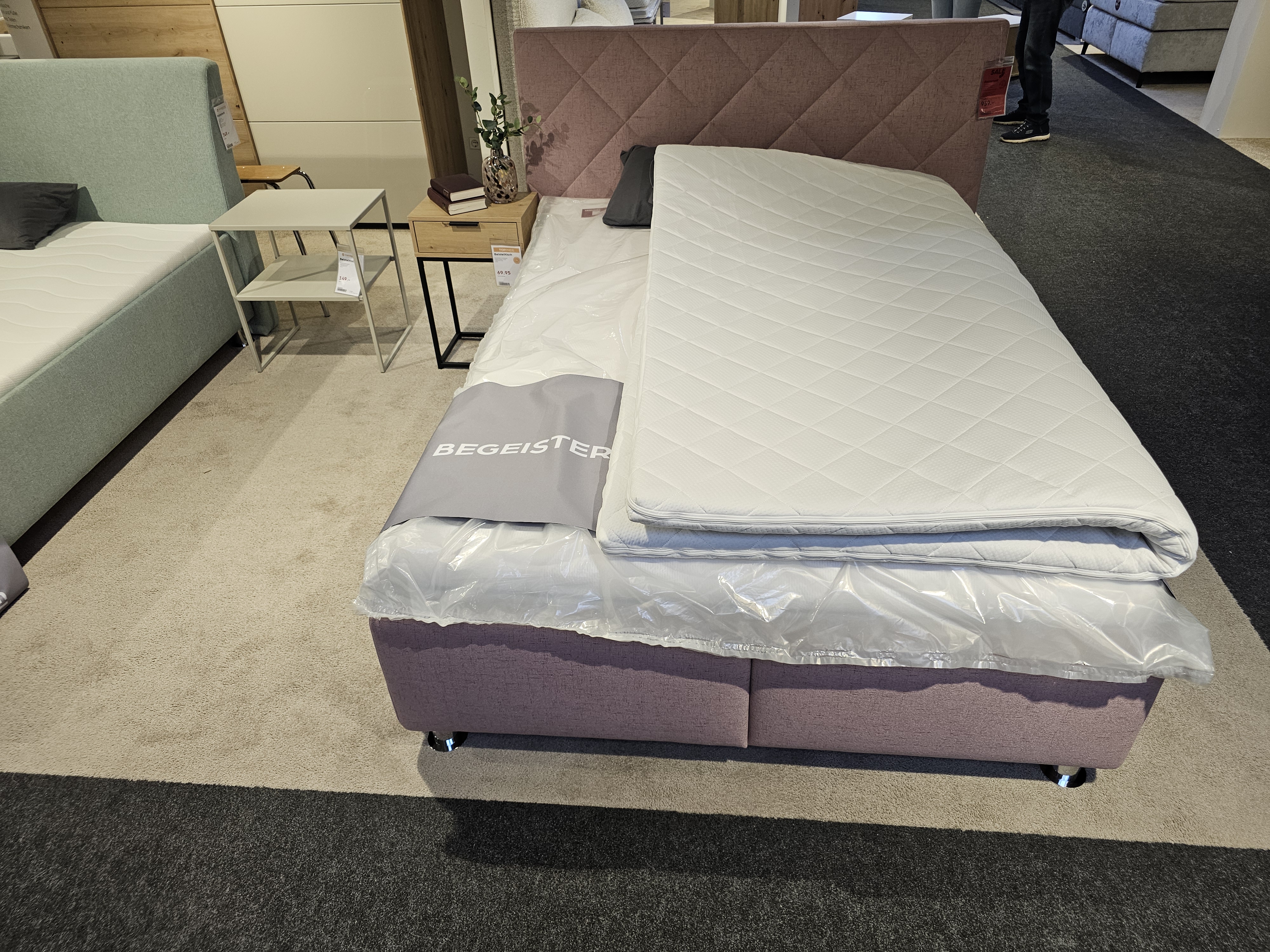 Polsterbett in , Bett, Matratze, Kopfkissen, Bettrahmen, Bettgarnitur