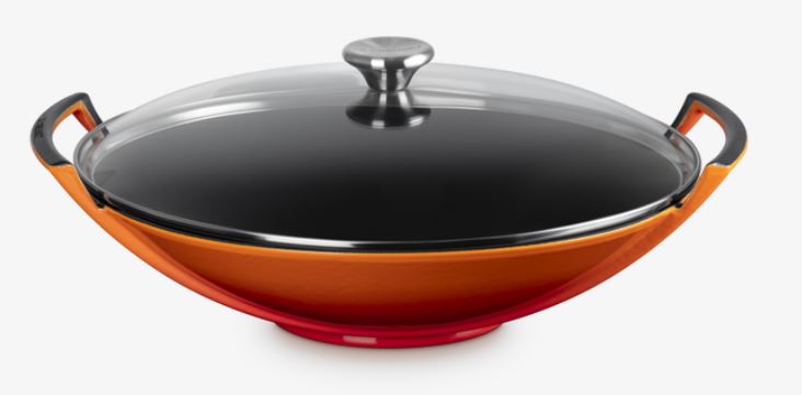 Le Creuset Wok mit Deckel 36cm in Farbe ofenrot, Wendetopf, Gusseiserne Pfanne, Glasdeckel, orange Schwarz, Induktionsgeeignet