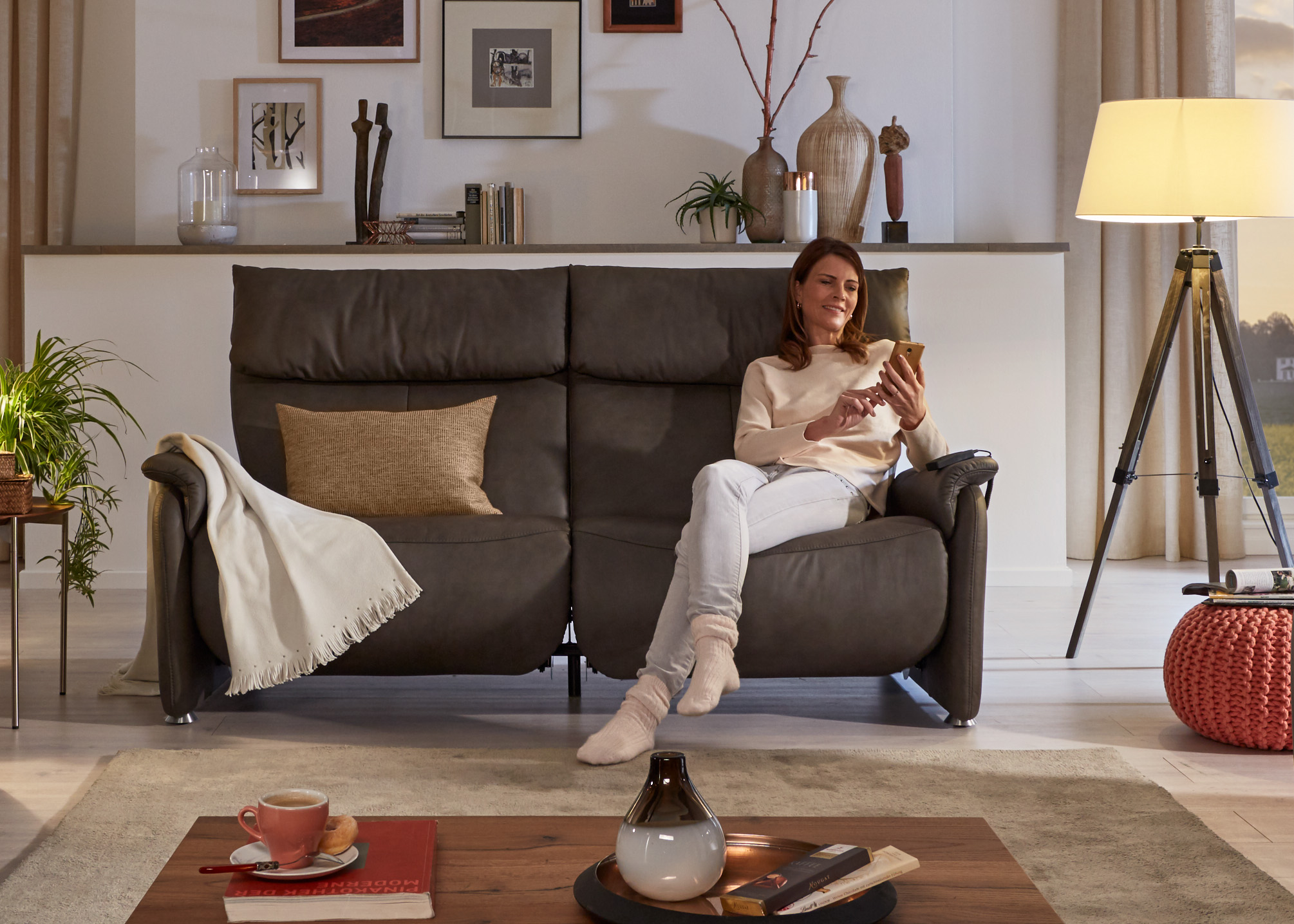 Himolla Sofa 2,5-sitzer 4897 in braun, sofa, wohnzimmer, frau auf sofa, couchtisch, lampe