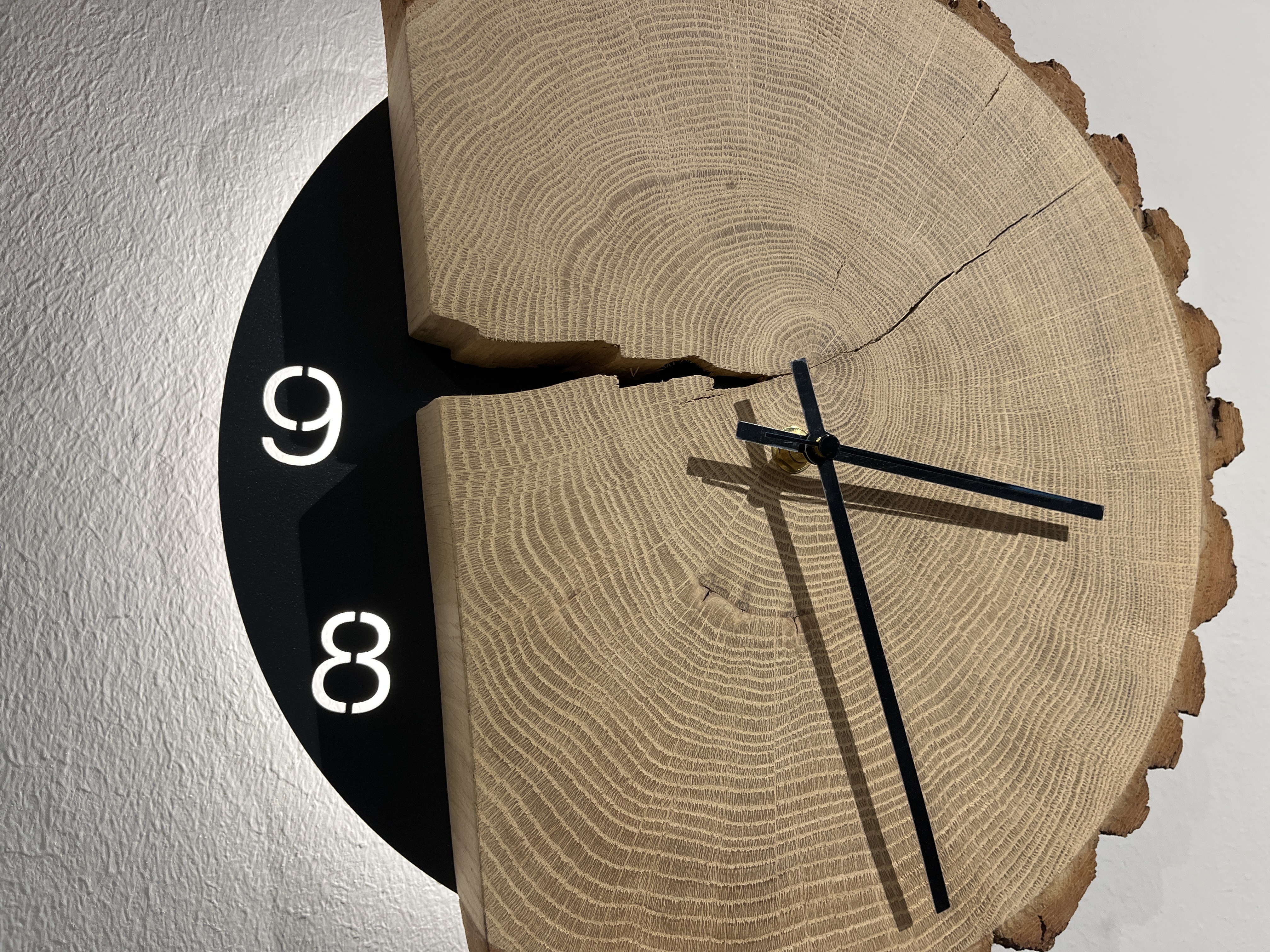 Hartmann Wanduhr NATURSTÜCKE in Riffeiche umato, Wanduhr, Massivholz, Baumscheibe, Schwarze Zeiger, Römische Ziffern