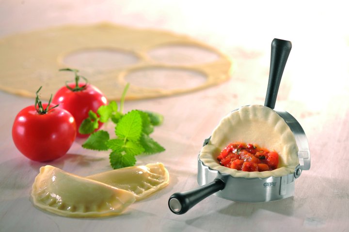GEFU Ravioli-/Maultaschenformer RAVENNA in Farbe schwarz/silber GEFU Ravioli-/Maultaschenformer RAVENNA in Farbe schwarz/silber, dampfixture, pelmeni, tomato, vegetable, kitchenware