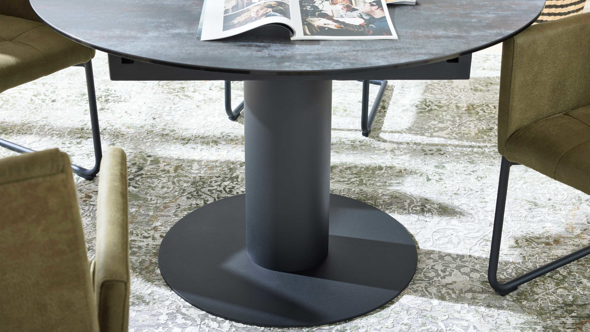 Interliving Esstisch IL 5104 Ø ca. 120cm in Platte Glaskeramik Industria/Säule schwarz