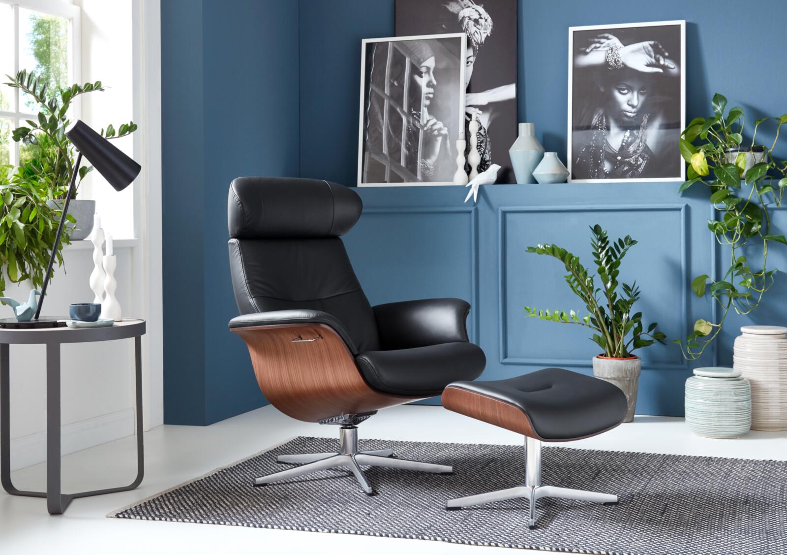 Sessel mit Hocker TIMEOUT in Schwarz Conform Sessel mit Hocker TIMEOUT in Leder Fantasy Black/Sitzschale Walnuß