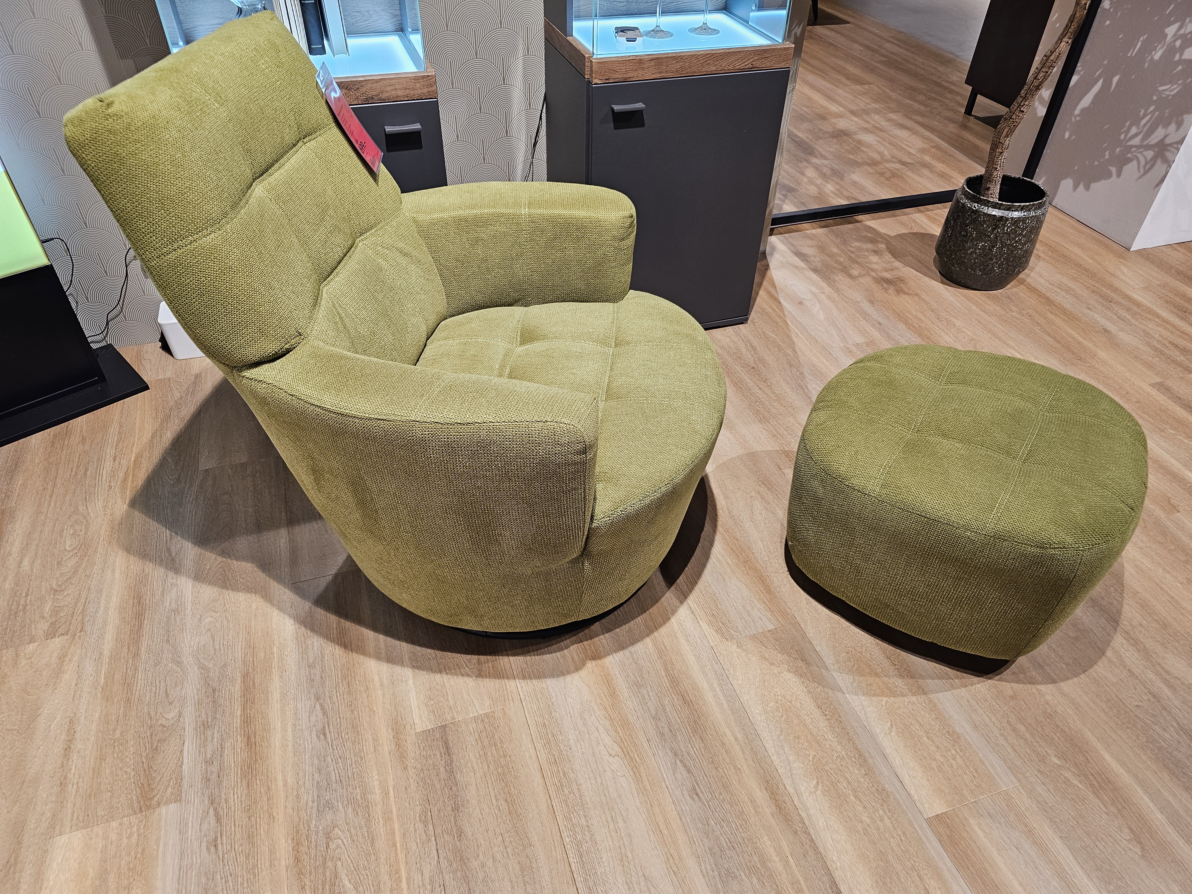Sessel mit Hocker in