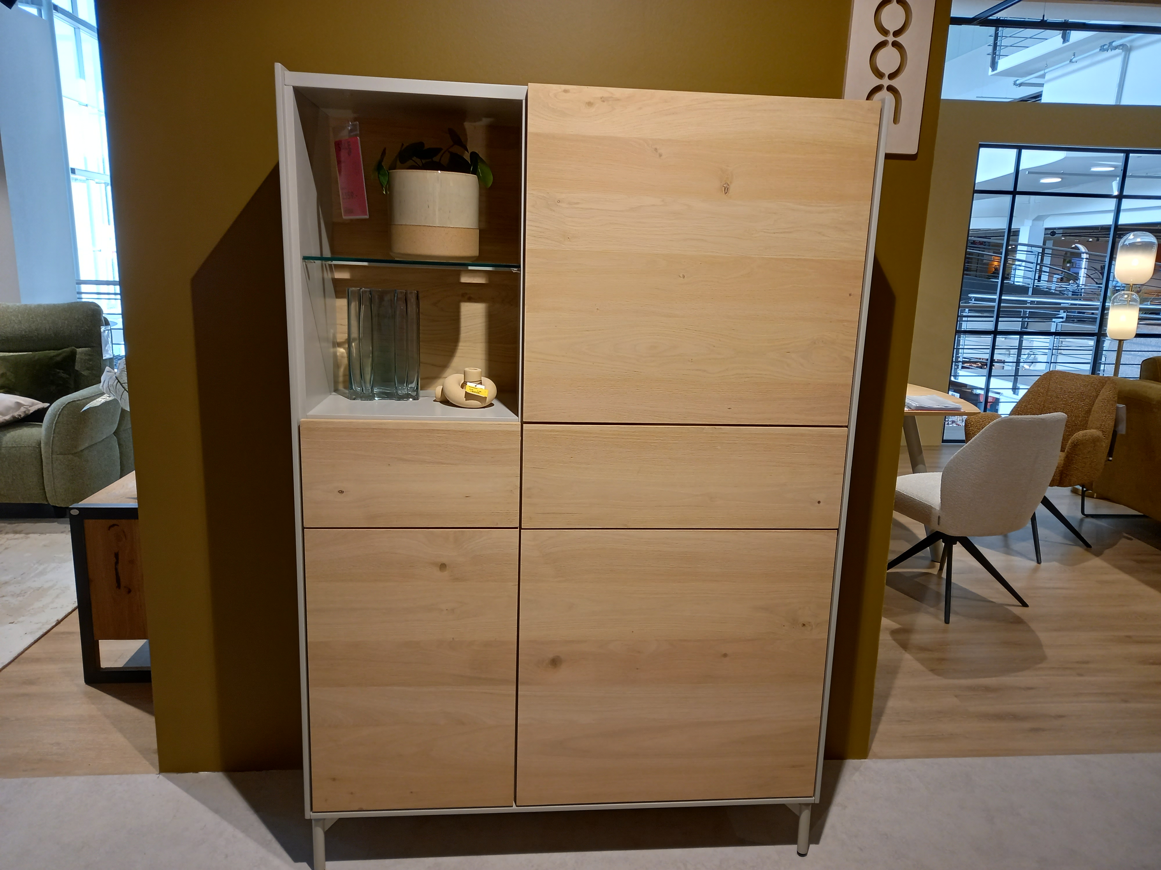 XOOON Schrank NIORA ca. B120 H175 T40 cm in Eiche natur/silk grey lackiert, Vitrine, Eiche, Holzoptik, Glastür, Stauraumschrank
