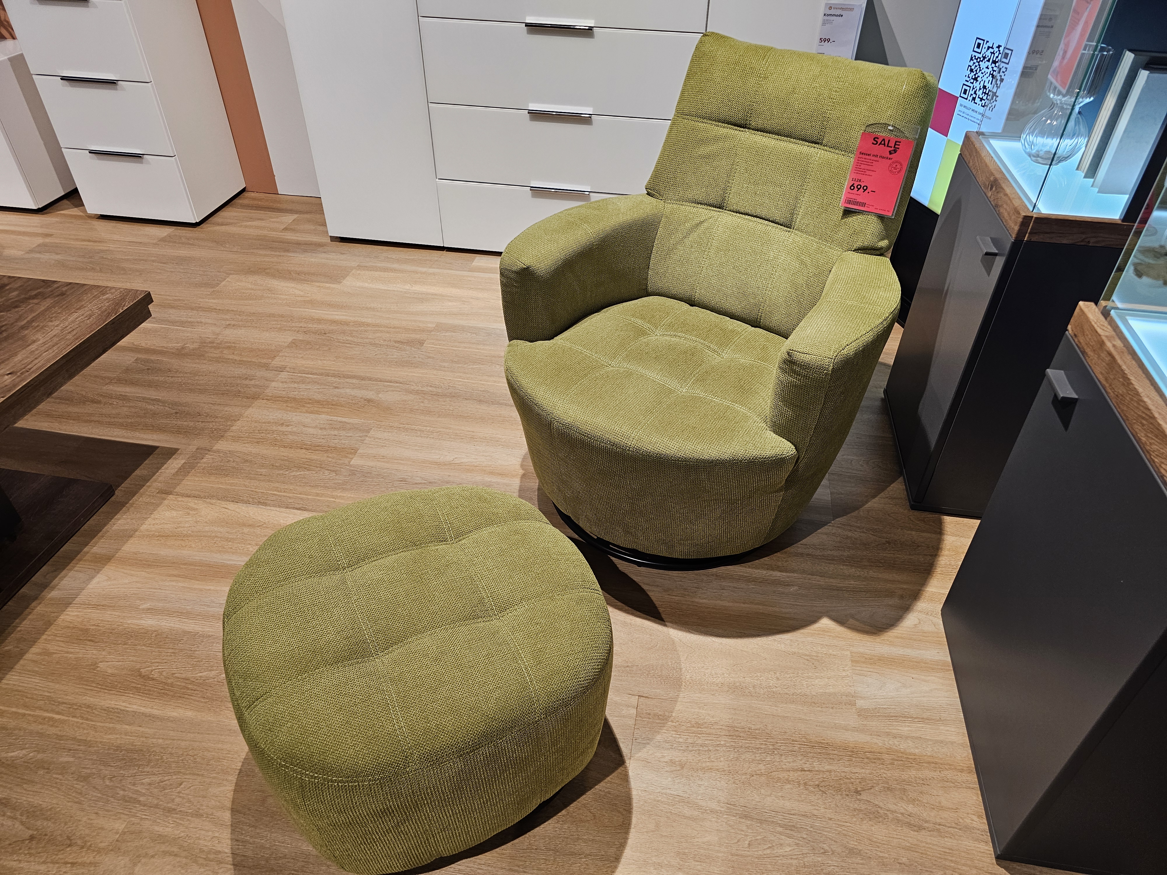 Sessel mit Hocker in