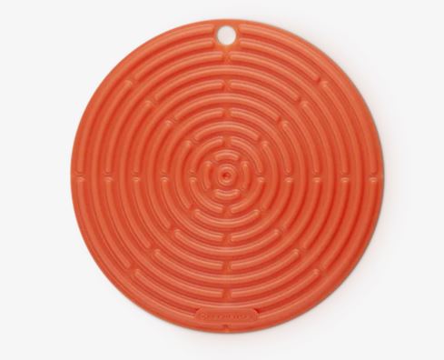 Le Creuset Topflappen ca. 20cm KLASSIK in Farbe Ofenrot, Tortilla Frisbee, rote Scheibe, Rundscheibe, geprägtes Muster, Aussparung zum Aufhängen