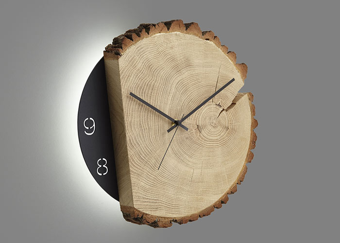 Hartmann Wanduhr NATURSTÜCKE in Riffeiche umato Hartmann Wanduhr NATURSTÜCKE in Riffeiche umato, Holzuhrenzifferblatt, Wanduhr, Baumstamm, Baumrinde, Rückseite beleuchtet