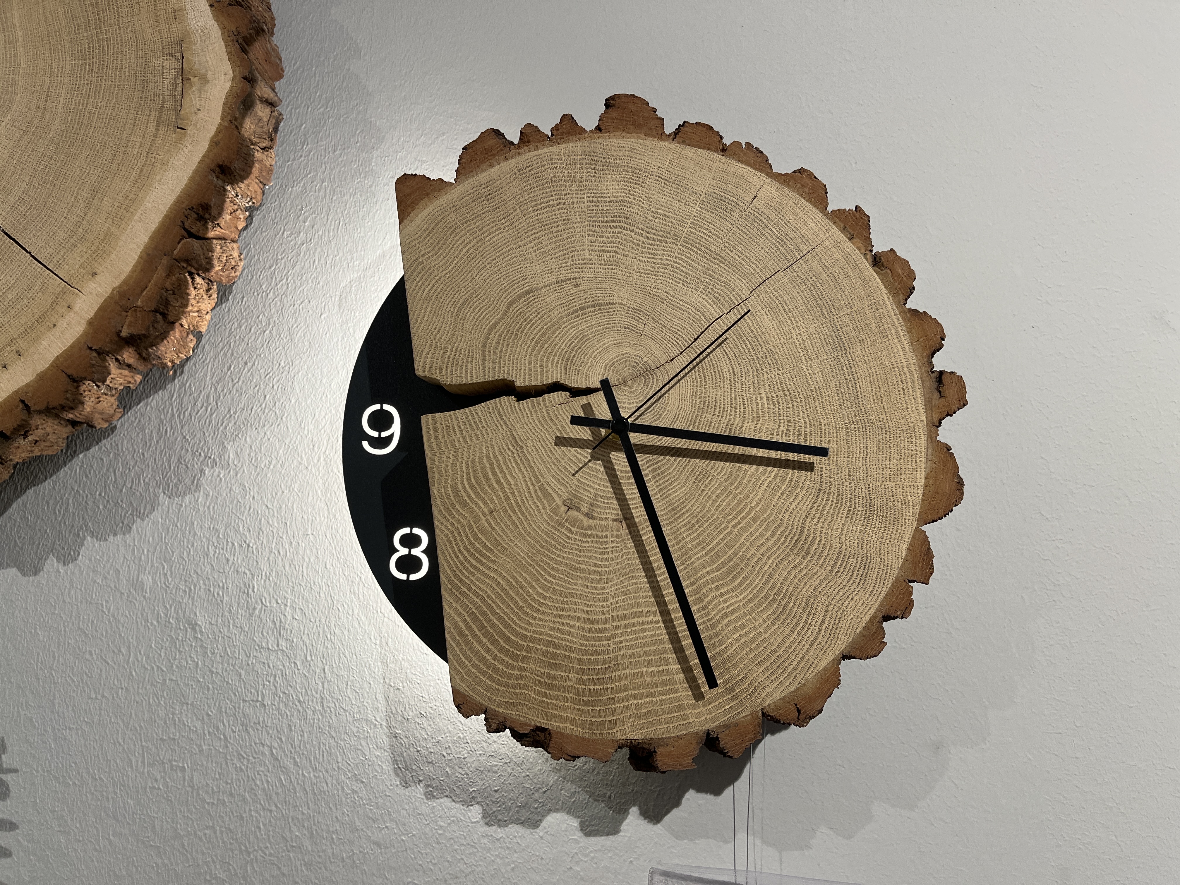 Hartmann Wanduhr NATURSTÜCKE in Riffeiche umato, Wanduhr, Massivholz, Baumscheibe, Naturkante, schwarze Zeiger