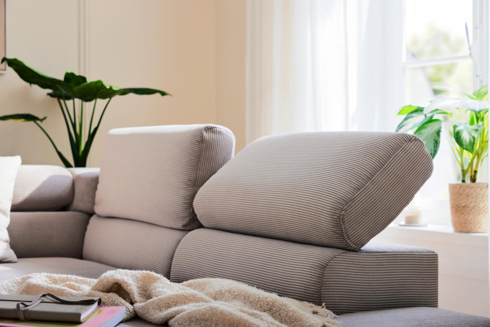 Roomio Polsterecke NO. 4106 ca. 303x219cm in Feincord sand, Sofa, Kissen, Leinen, Beige, Zimmerpflanzen
