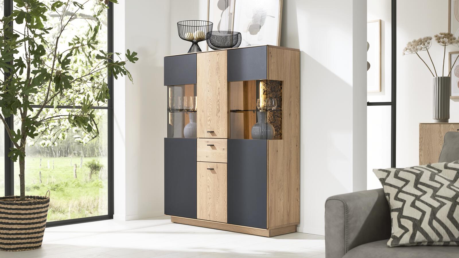 Interliving Highboard IL 2025 in Front Wildeiche massiv, Korpus Wildeiche furniert Interliving Highboard IL 2025 in Front Wildeiche massiv, Korpus Wildeiche furniert