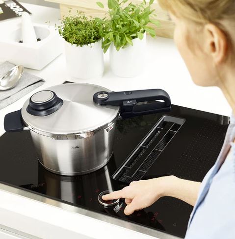 Fissler Schnellkochtopf 4,5L VITAVIT® PREMIUM in Vitavit® Premium, edelstahl, Kochgeschirr, Pflanze, Person