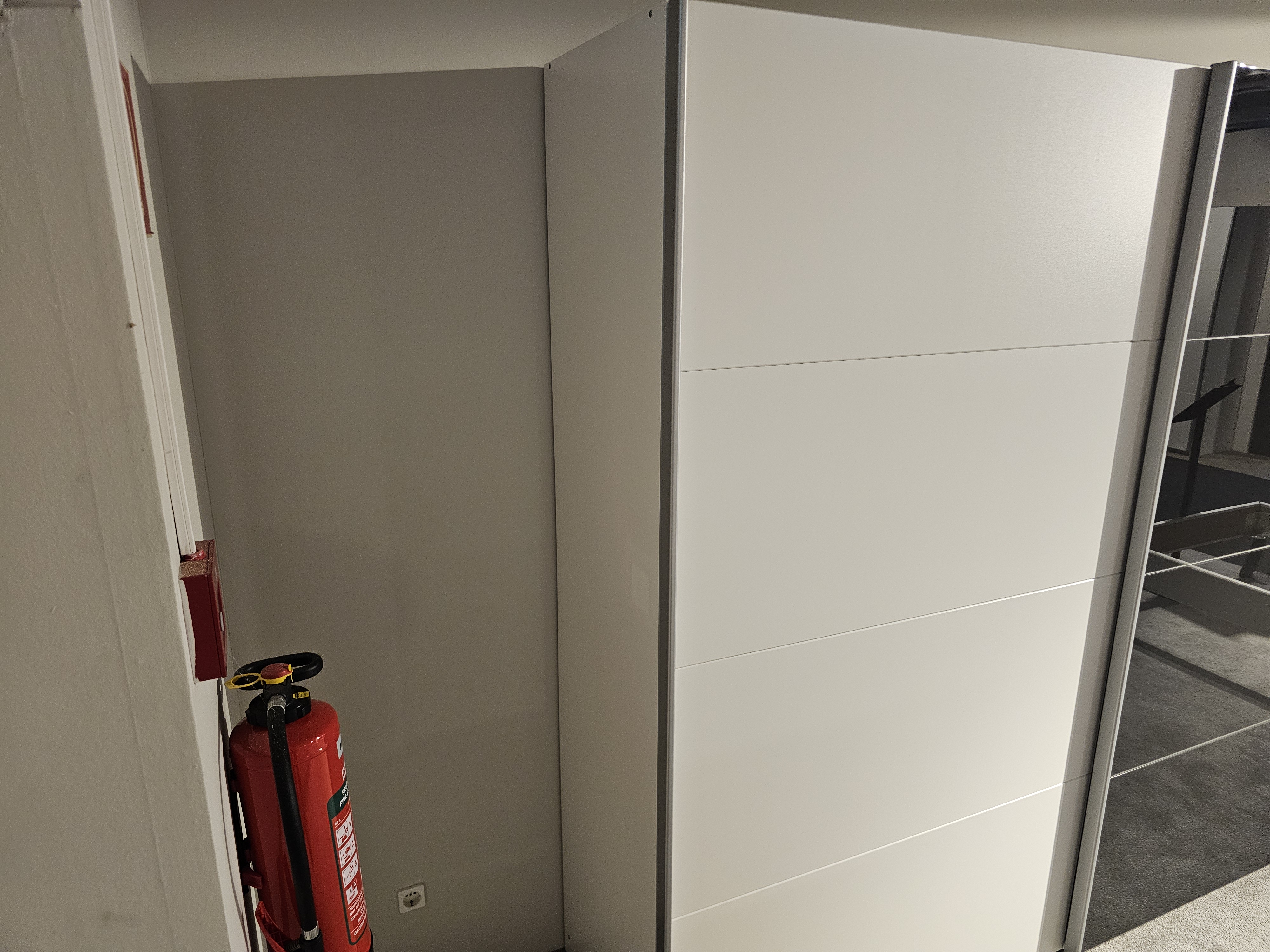 Rauch Möbelwerke Schwebetürenschrank in Farbe Rauch Möbelwerke Schwebetürenschrank in Farbe , Schrank, Garderobe, Einbauschrank, Feuerlöscher, Büromöbel