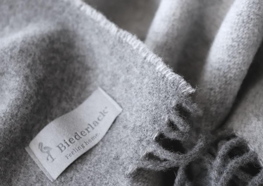 Biederlack Decke ca. 150x200cm in Farbe Grau-Silber Biederlack Decke ca. 150x200cm in Farbe Grau-Silber