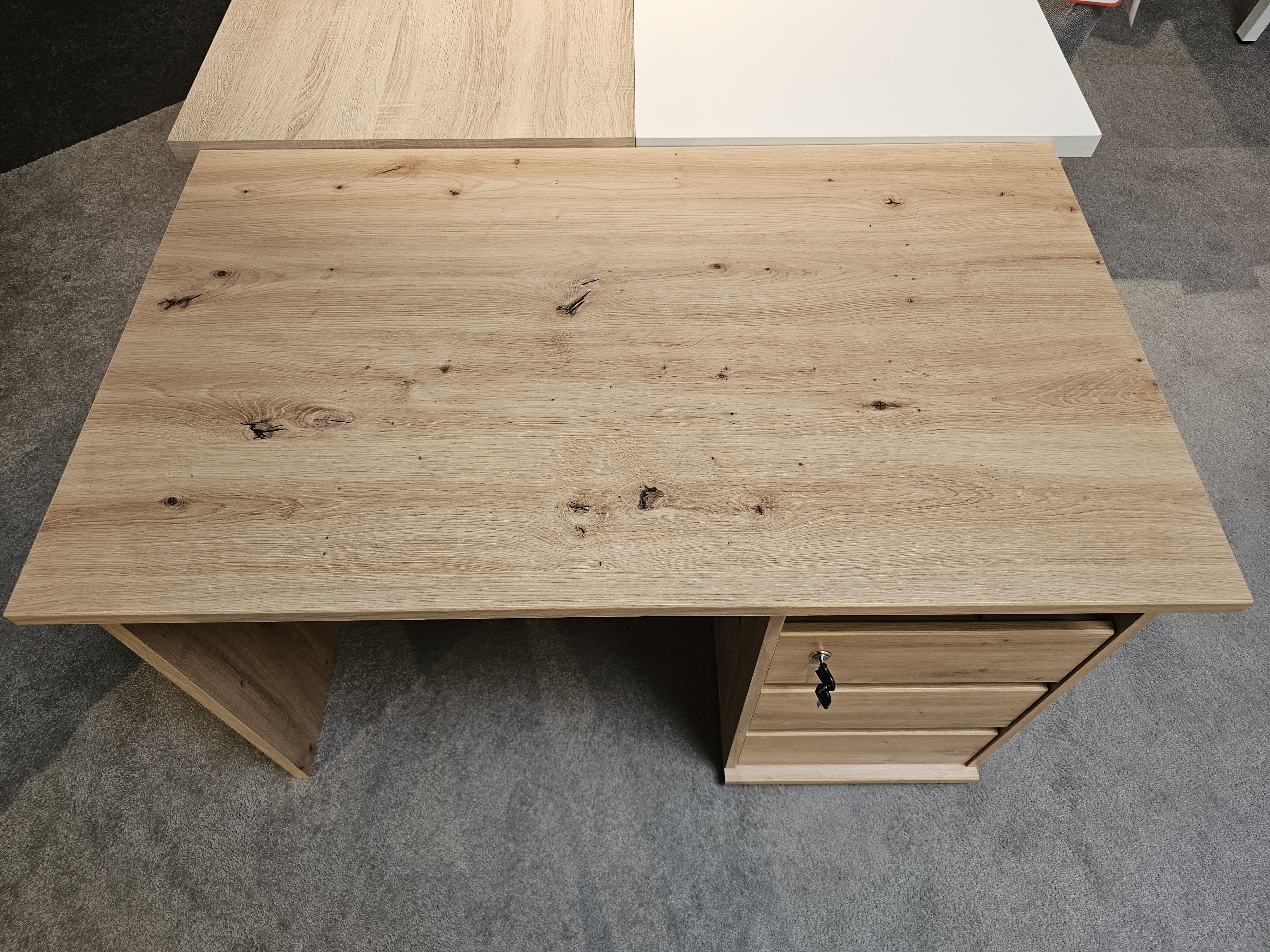 Schreibtisch PRIMUS 1 in Front: Artisan Eiche/Spanplatte Melaminbeschichtung, Schreibtisch, Holz, Eiche, Schubladen, Knoten
