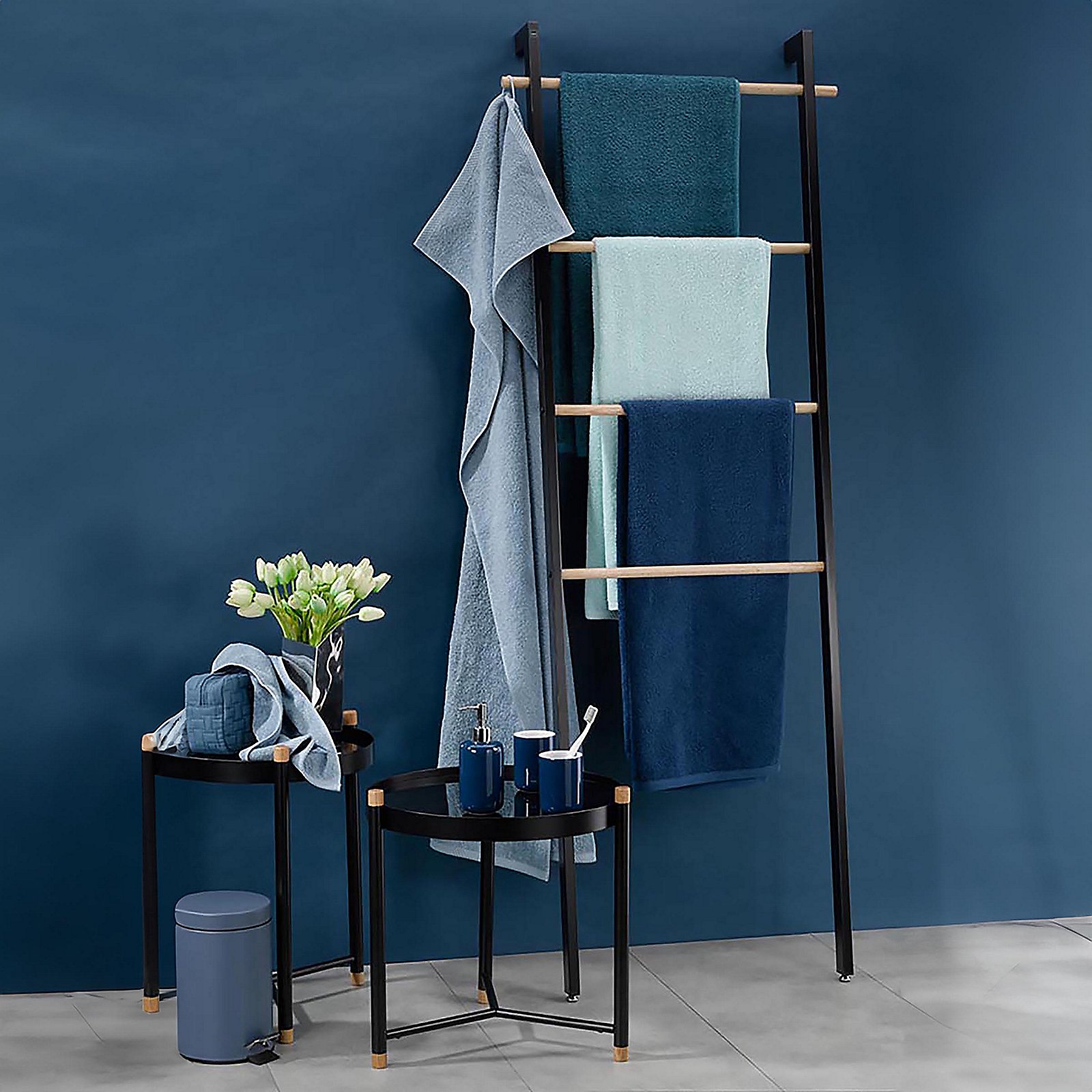 Kela Handtuch LADESSA in Farbe Rauchblau, Bademantel-Halter, Handtuchhalter, Tisch-Set, Vase, Wand-Look