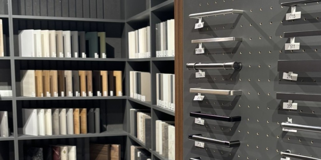 Schrankfront, Griffleisten, Beschläge, Küchenbodenplatten, Materialprobe