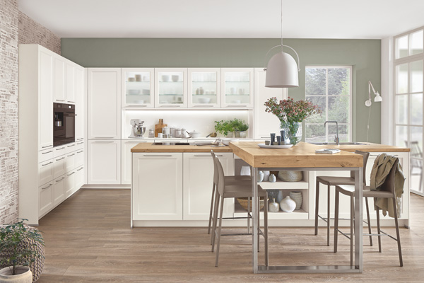 Landhausküche Weiß mit hellem Holz