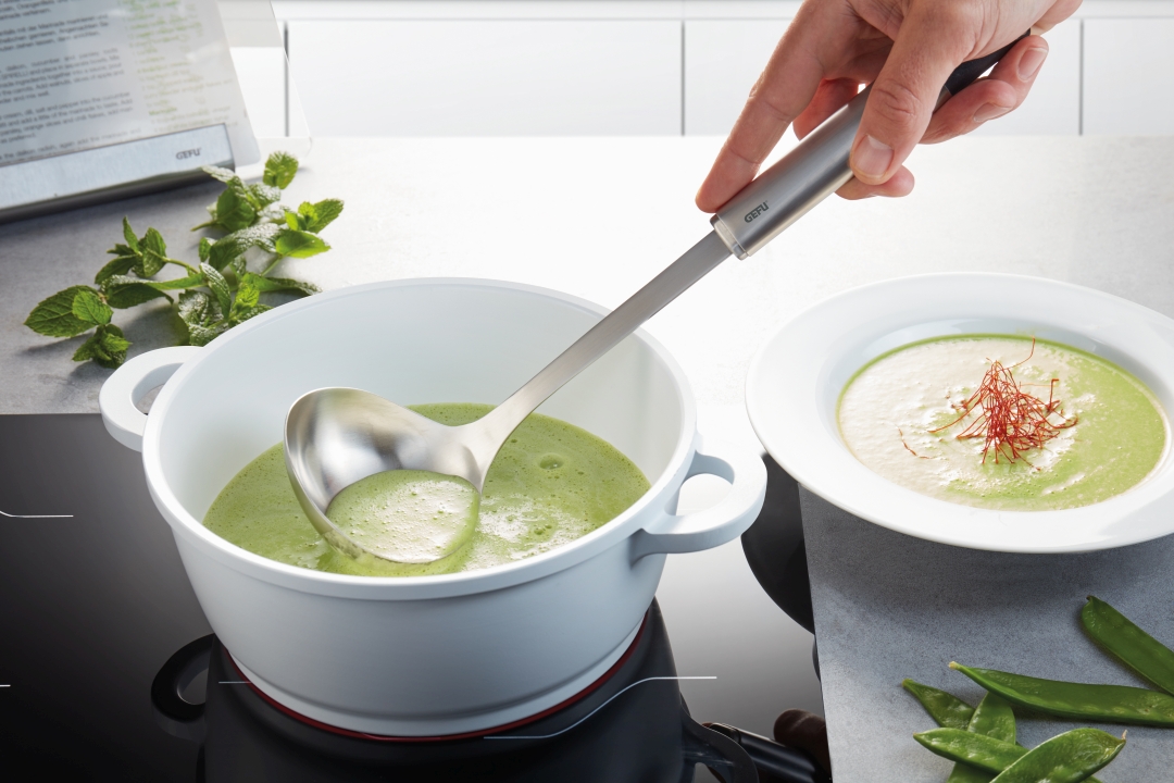 GEFU Schöpflöffel PRIMELINE in Farbe schwarz/silber, grüner soup, topf, küche, pürierstab, dampfende masse