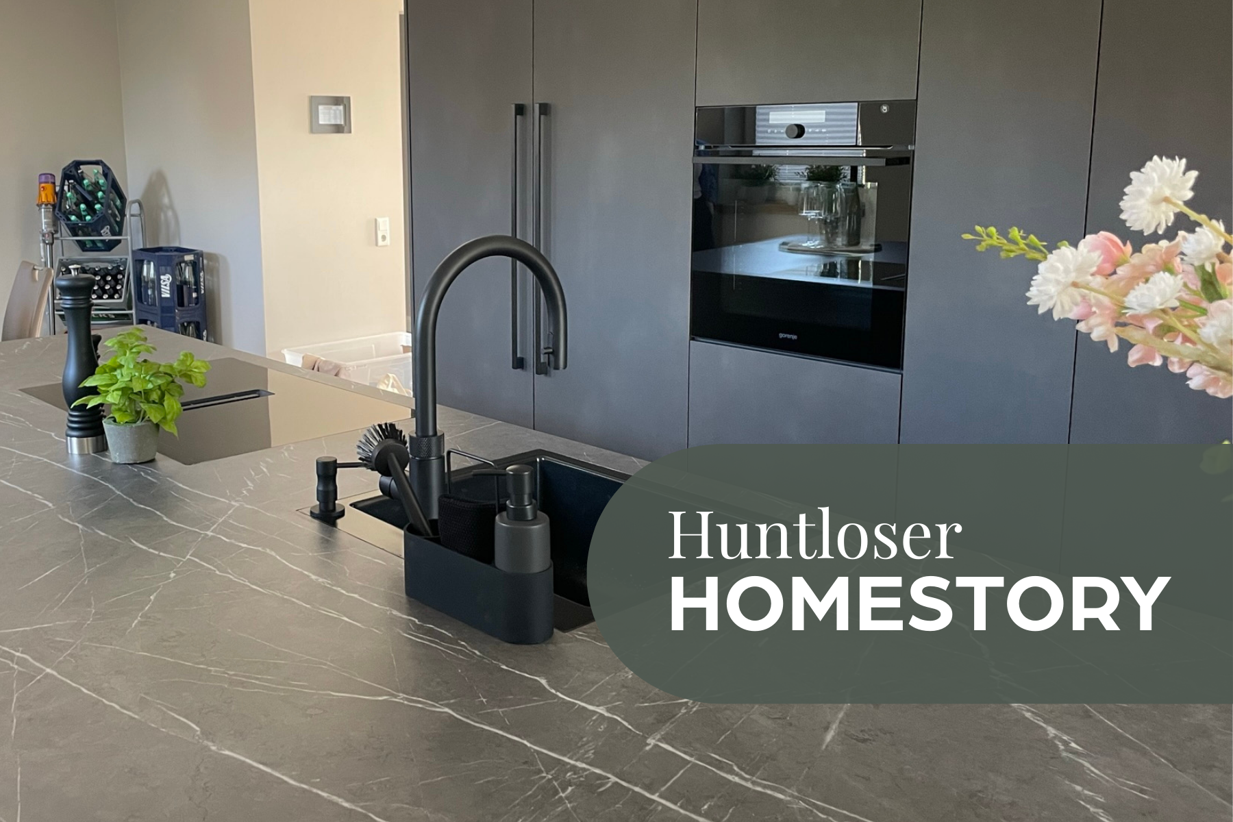 Fußboden, Wasserhahn für Waschbecken, Bodenbeläge, Innenarchitektur, Mikrowelle