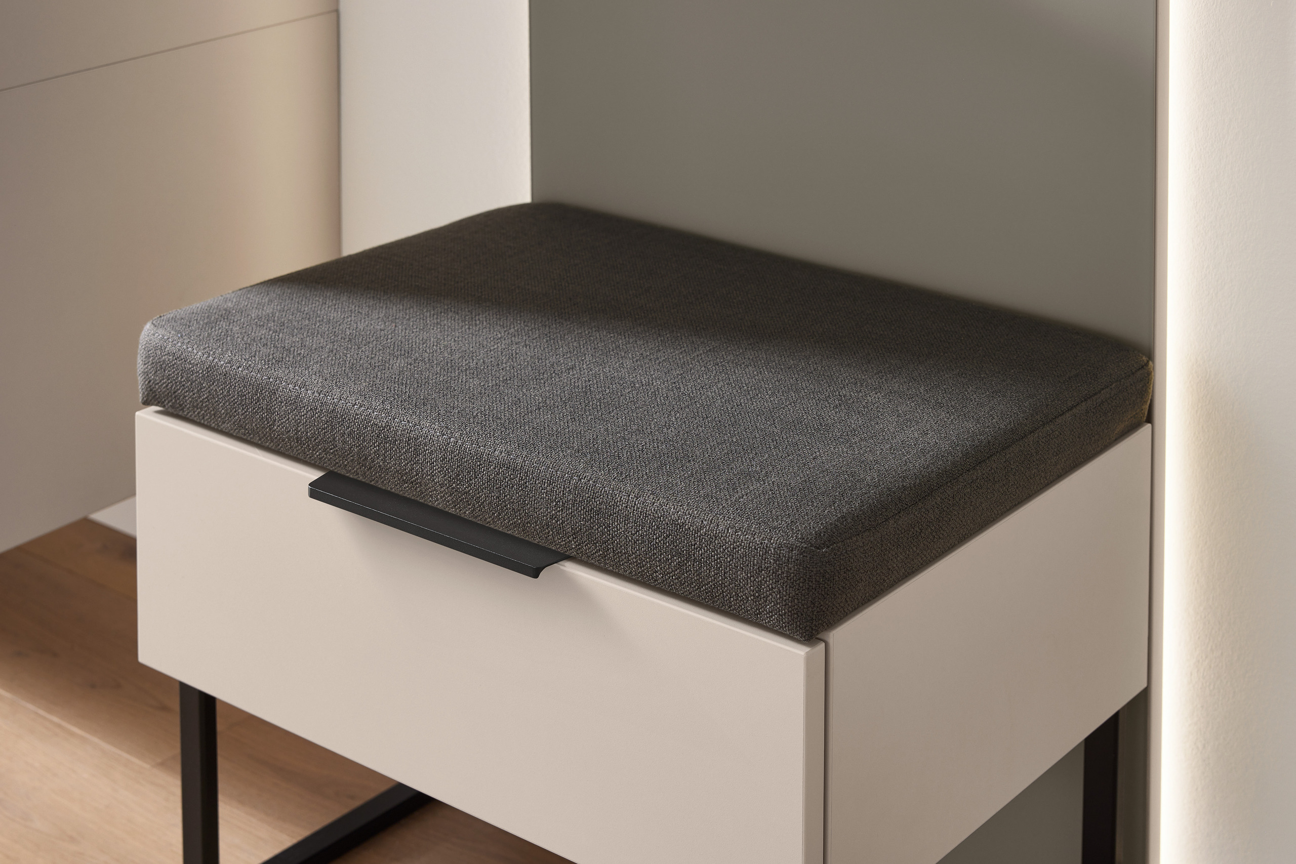 Musterring Garderobenkombination OVIDA ca. B240 H202 T40 cm in Cotton dekor, Hocker, Sitzbank, Waschbarer Bezug, Stoffkissen, Möbelknopf-Handle