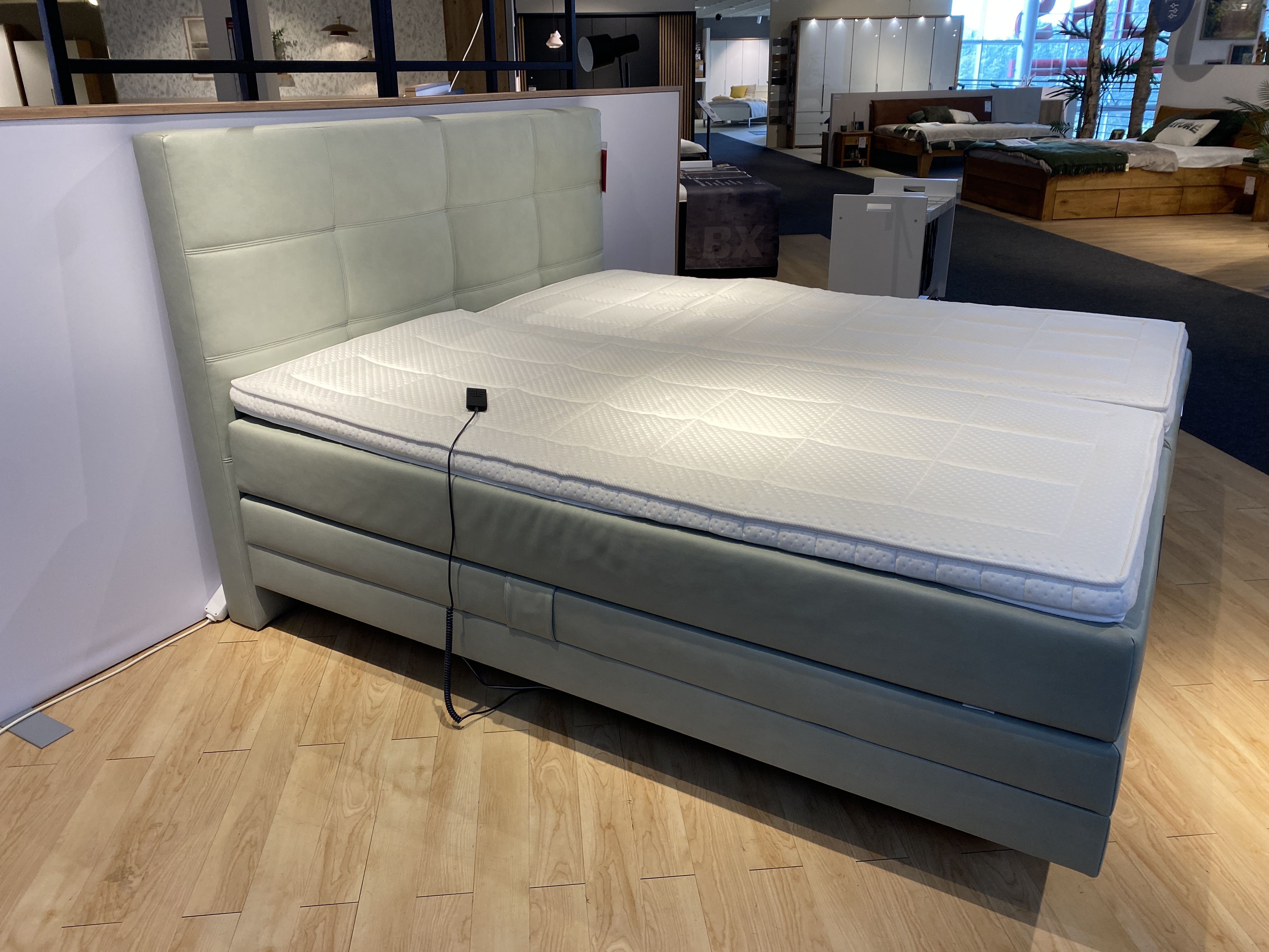Boxspringbett 5-Karat-Comfort-Motor ca. 180x200cm Grau, Boxspringbett, Polsterbett, Doppelbett, hellgraues Kunstleder, verstellbarer Lattenrost