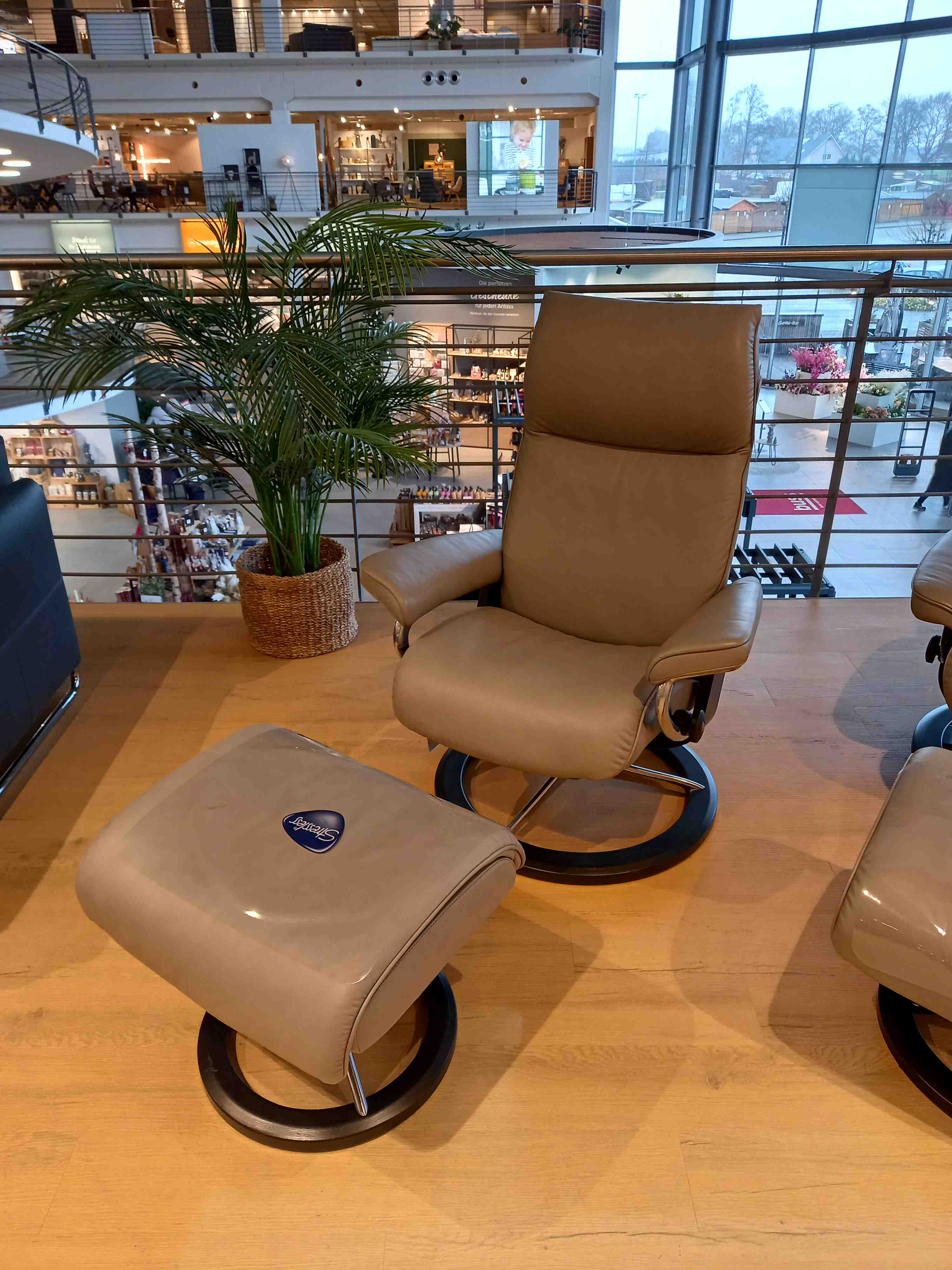 Stressless Sessel mit Hocker Aura (S) in Leder Paloma silver grey